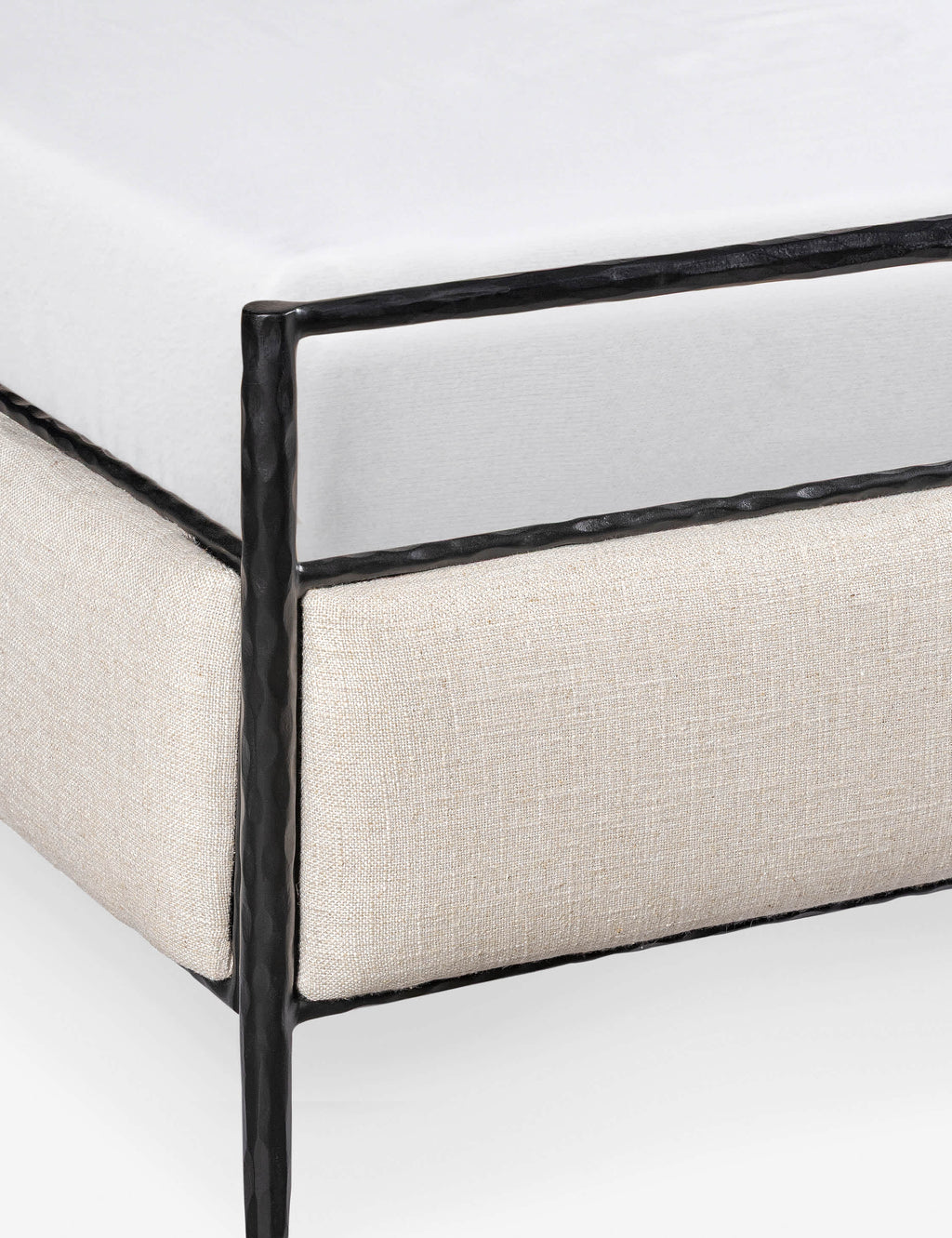 Lit plateforme - allie un design soigné à des matériaux durables, créant des pièces conçues avec intention pour embellir votre espace