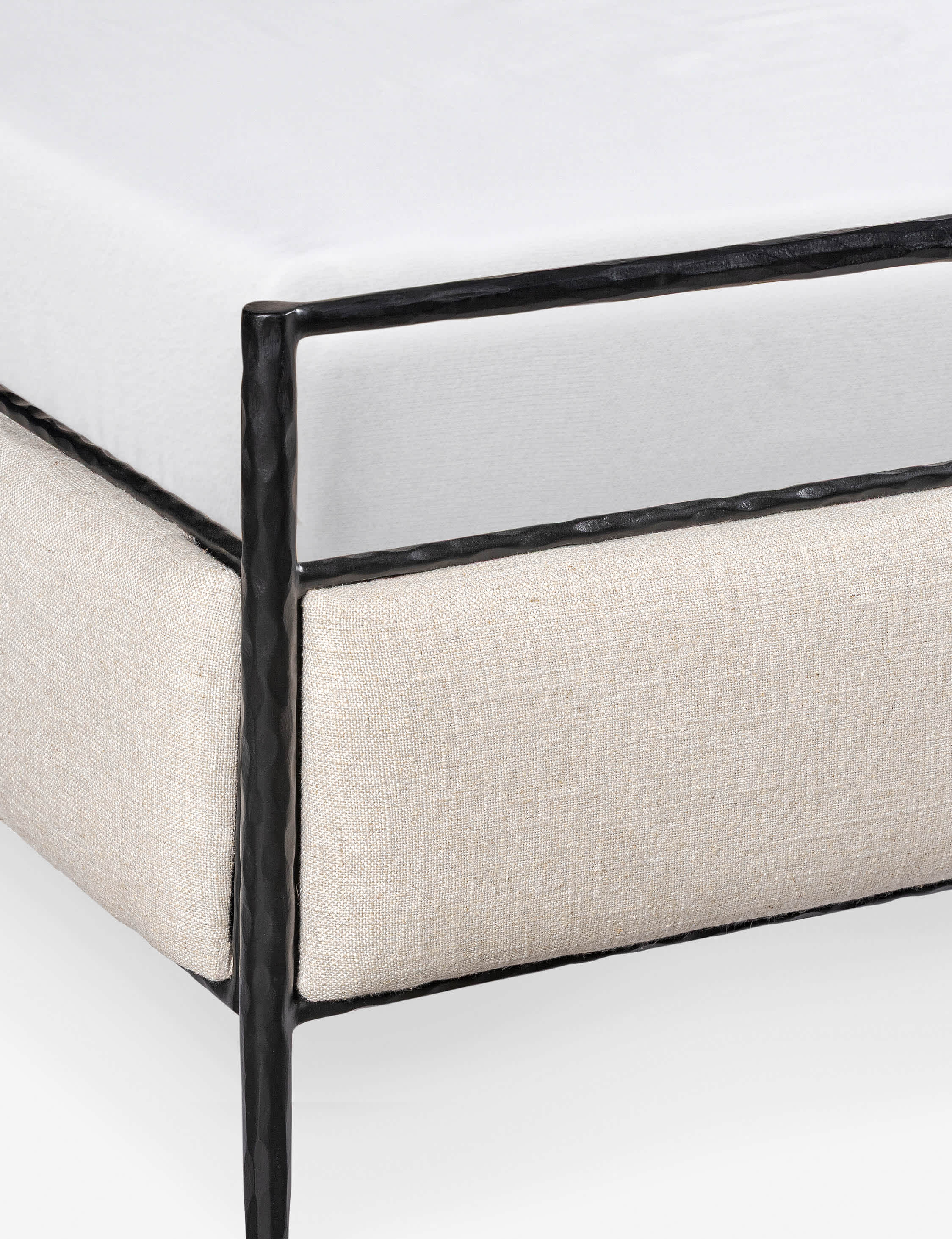 Lit plateforme - allie un design soigné à des matériaux durables, créant des pièces conçues avec intention pour embellir votre espace