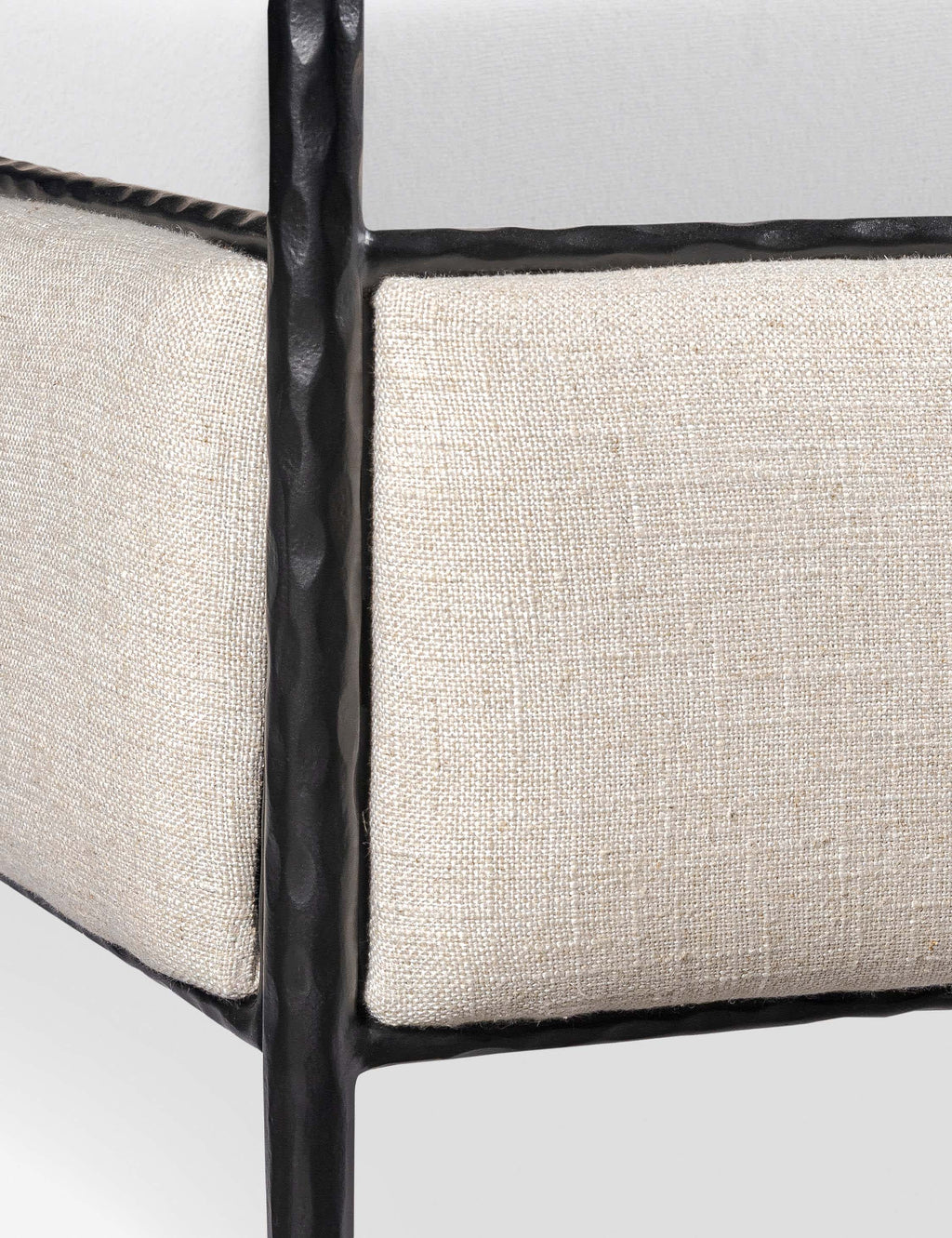Lit plateforme - allie un design soigné à des matériaux durables, créant des pièces conçues avec intention pour embellir votre espace