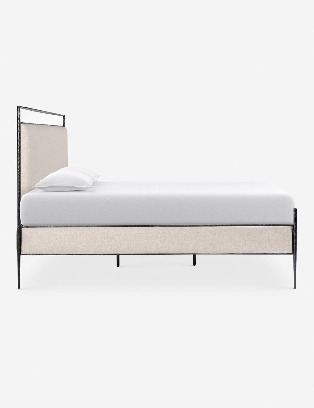 Lit plateforme - allie un design soigné à des matériaux durables, créant des pièces conçues avec intention pour embellir votre espace