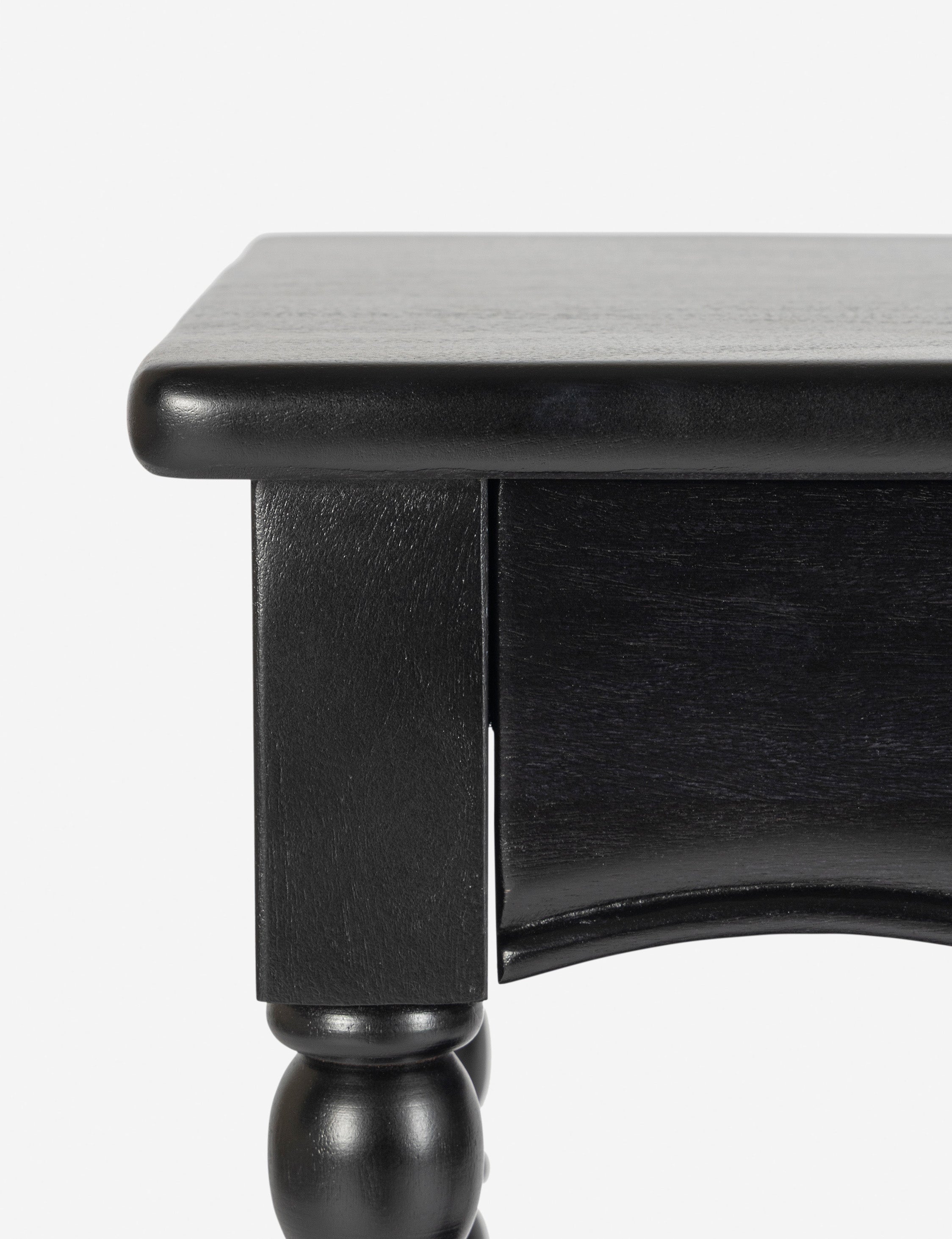 Table de chevet - Nous aimons le design à balustres