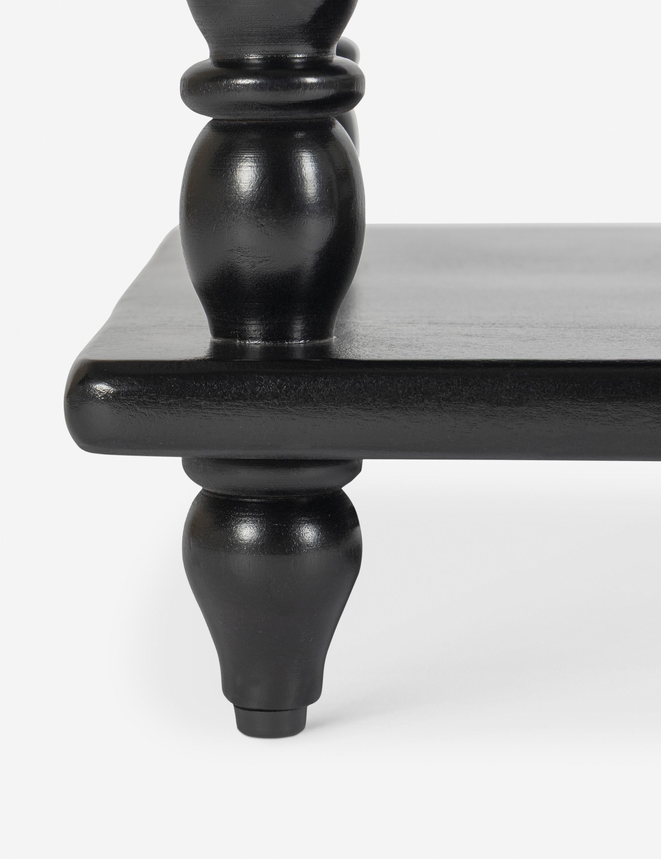 Table de chevet - Nous aimons le design à balustres