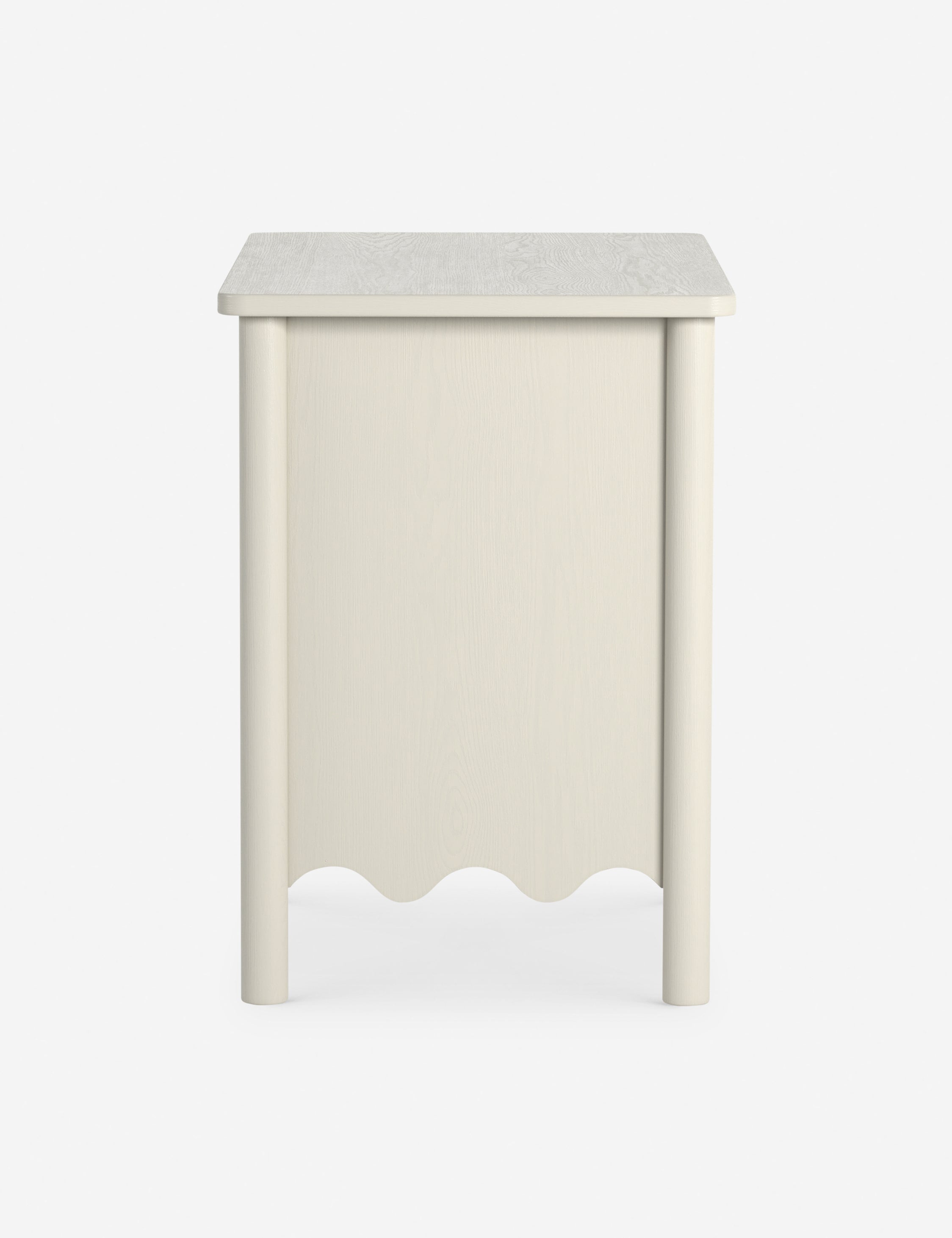 Table de chevet à 3 tiroirs - allie des détails classiques à une silhouette légèrement ajustée