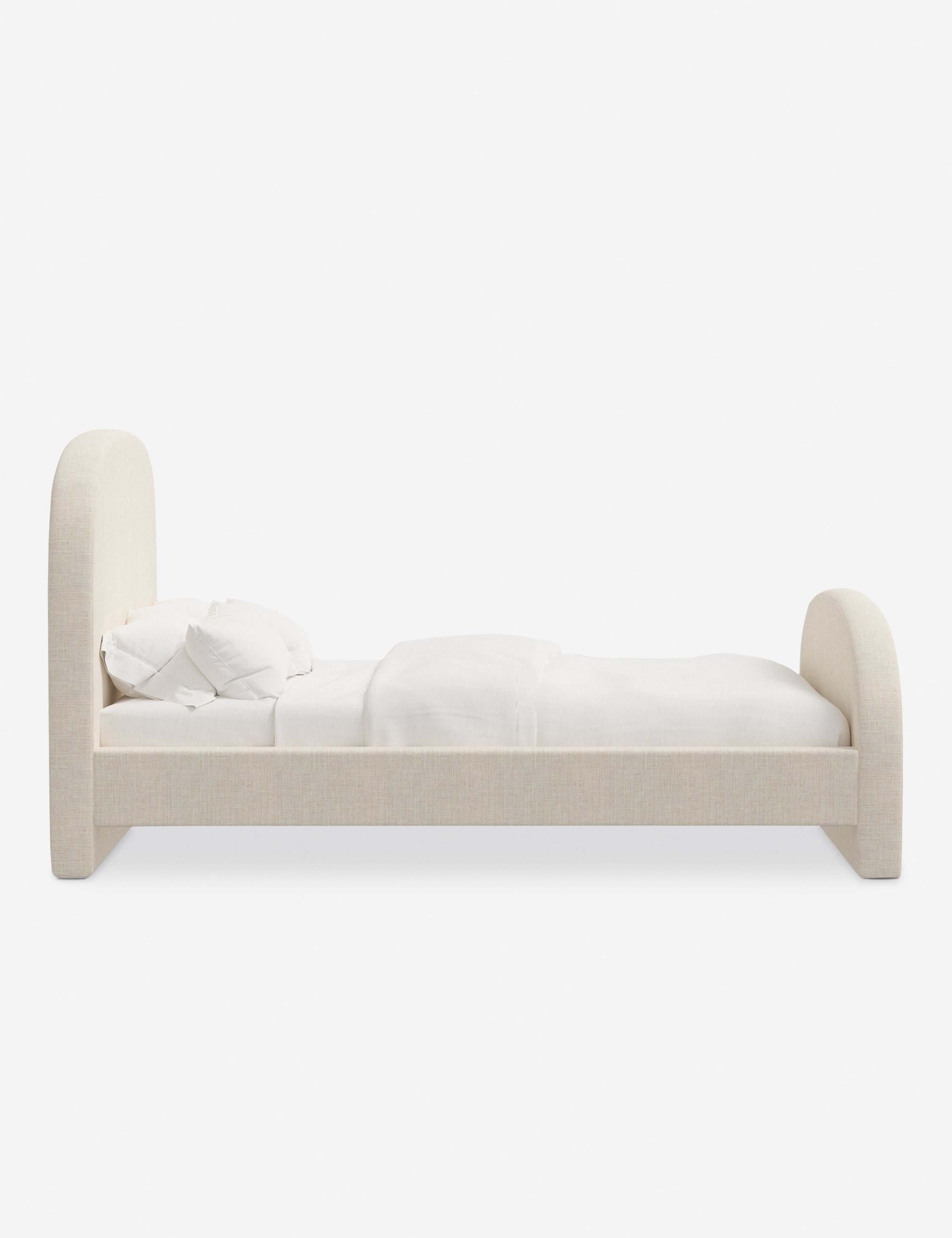 Lit plateforme - Le lit plateforme Bescond offre un confort ancré grâce à sa silhouette douce