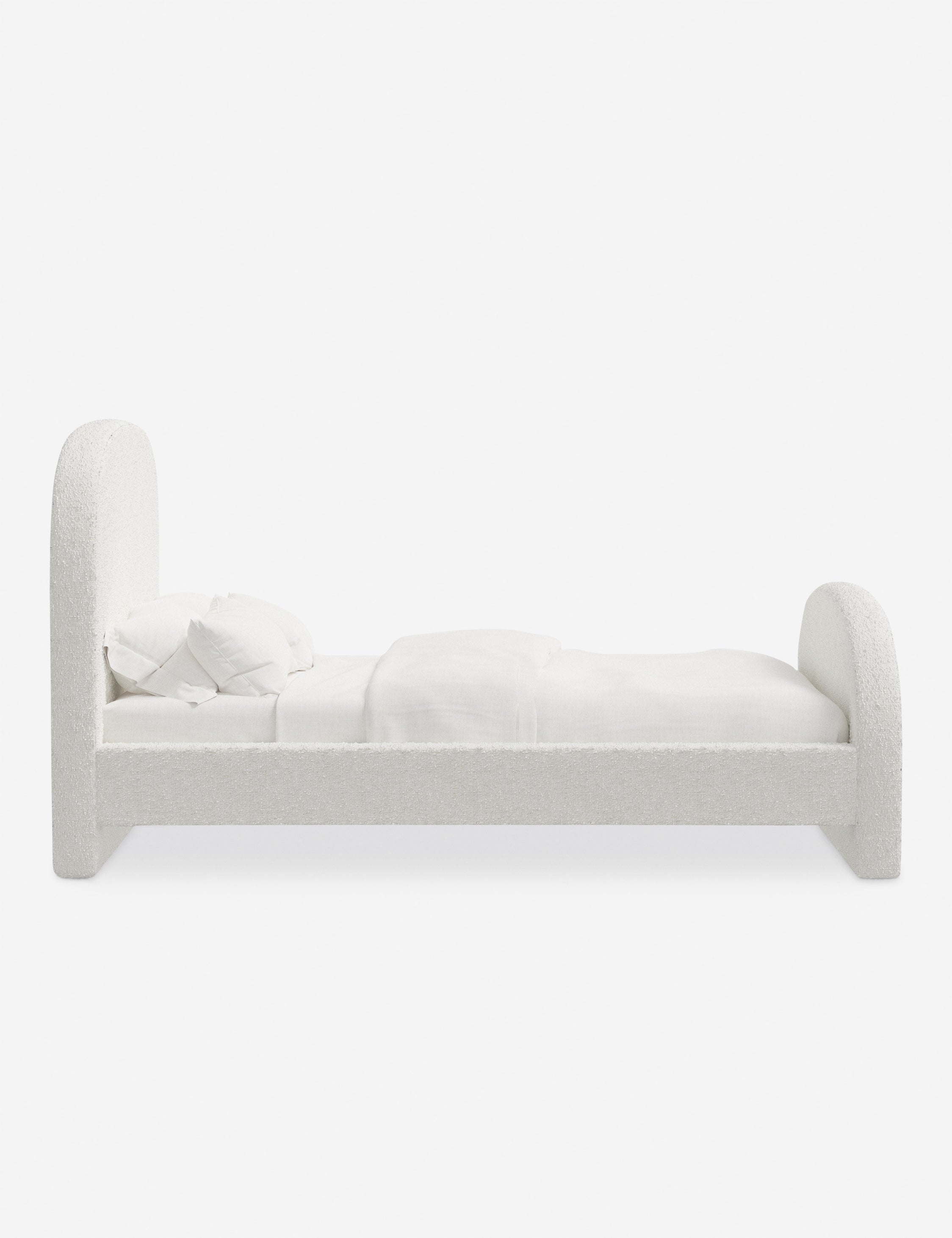 Lit plateforme - Le lit plateforme Bescond offre un confort ancré grâce à sa silhouette douce
