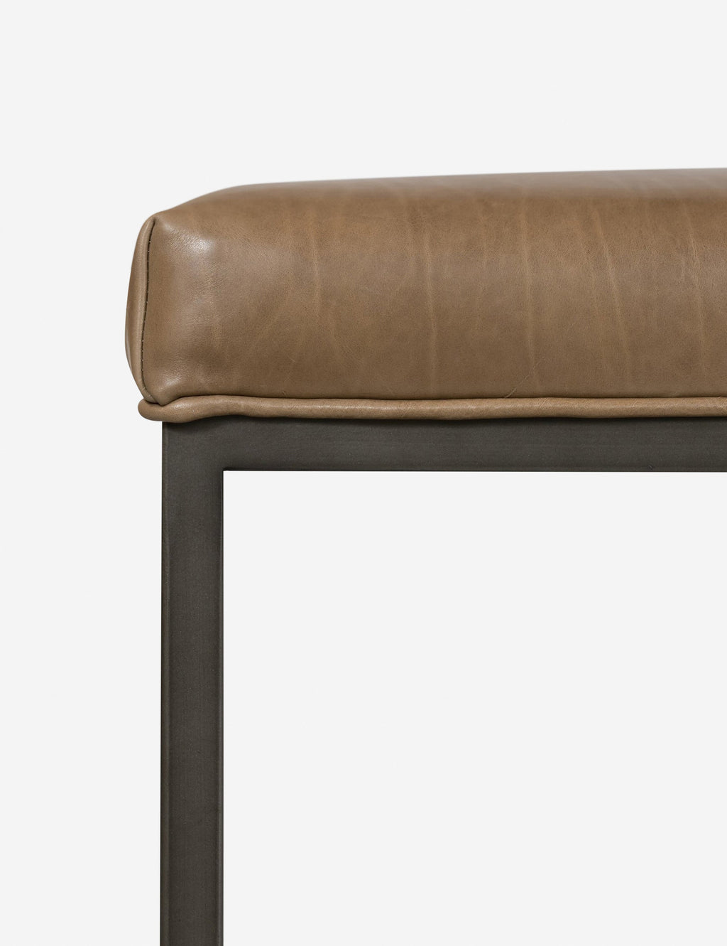 Banc en cuir - Une pièce moderne qui s'intègre à diverses esthétiques, ce banc rembourré en cuir peut être agencé dans des entrées de style industriel