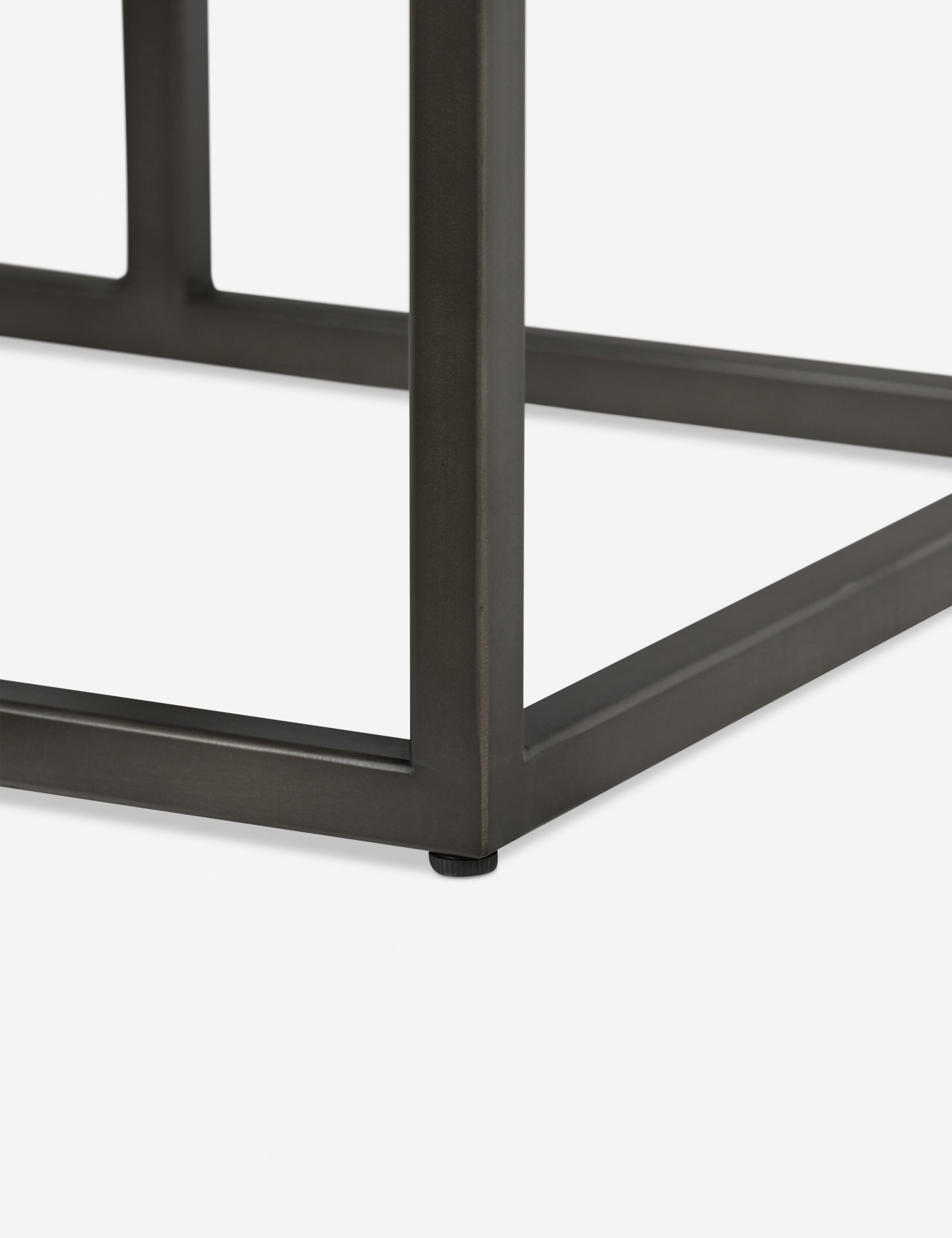 Banc en cuir - Une pièce moderne qui s'intègre à diverses esthétiques, ce banc rembourré en cuir peut être agencé dans des entrées de style industriel