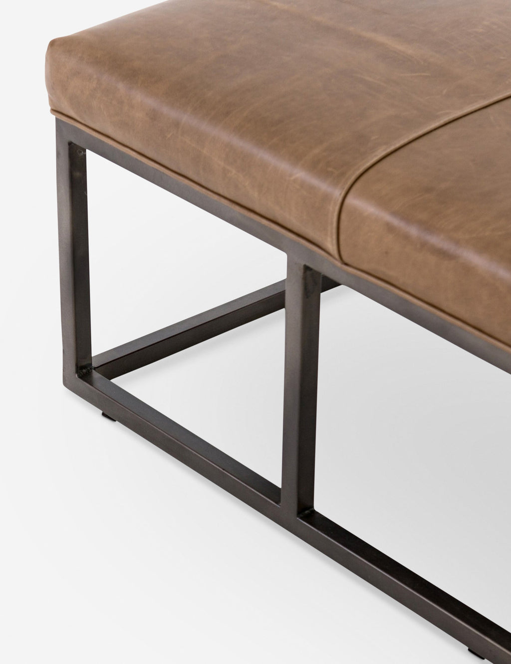 Banc en cuir - Une pièce moderne qui s'intègre à diverses esthétiques, ce banc rembourré en cuir peut être agencé dans des entrées de style industriel