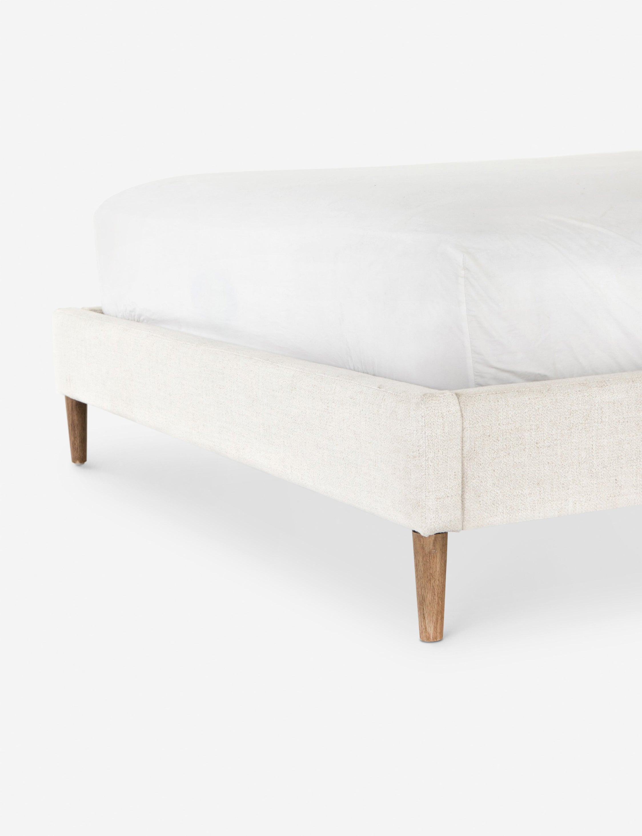 Lit plateforme - Rembourré d'un doux mélange de lin, ce cadre de lit présente un design ailé avec une tête de lit capitonnée, d'un équilibre remarquable