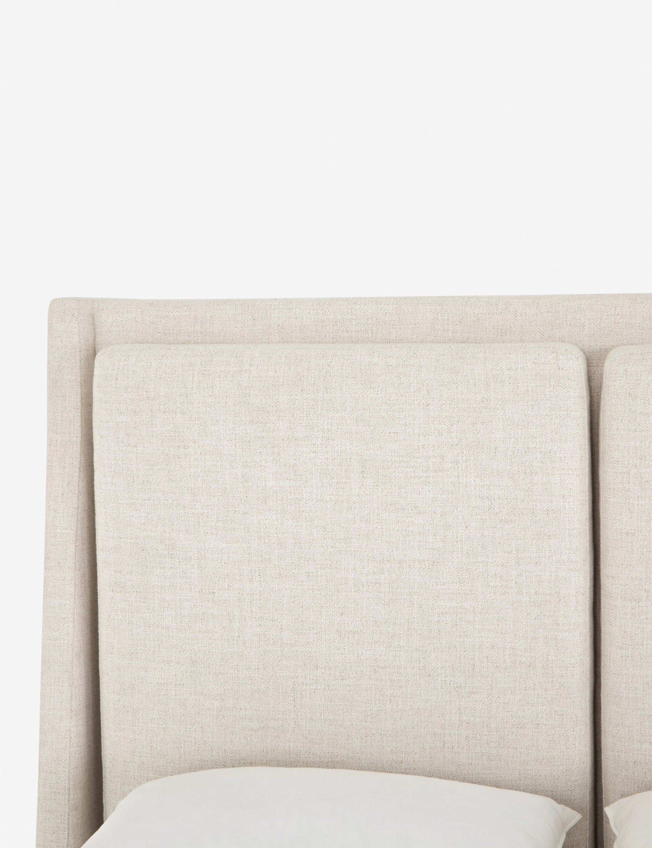 Lit plateforme - Rembourré d'un doux mélange de lin, ce cadre de lit présente un design ailé avec une tête de lit capitonnée, d'un équilibre remarquable