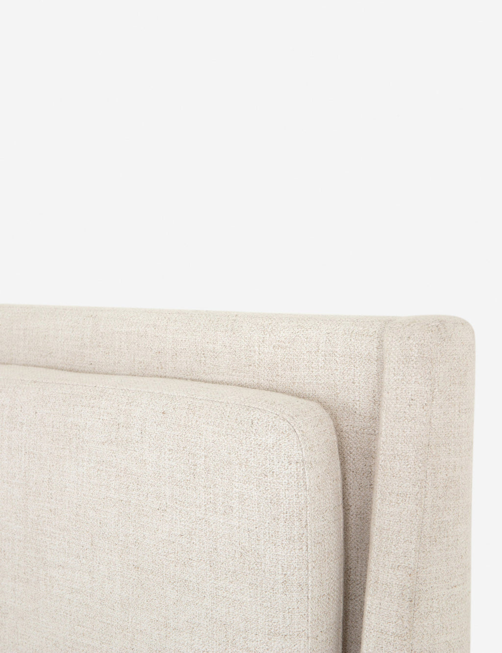 Lit plateforme - Rembourré d'un doux mélange de lin, ce cadre de lit présente un design ailé avec une tête de lit capitonnée, d'un équilibre remarquable