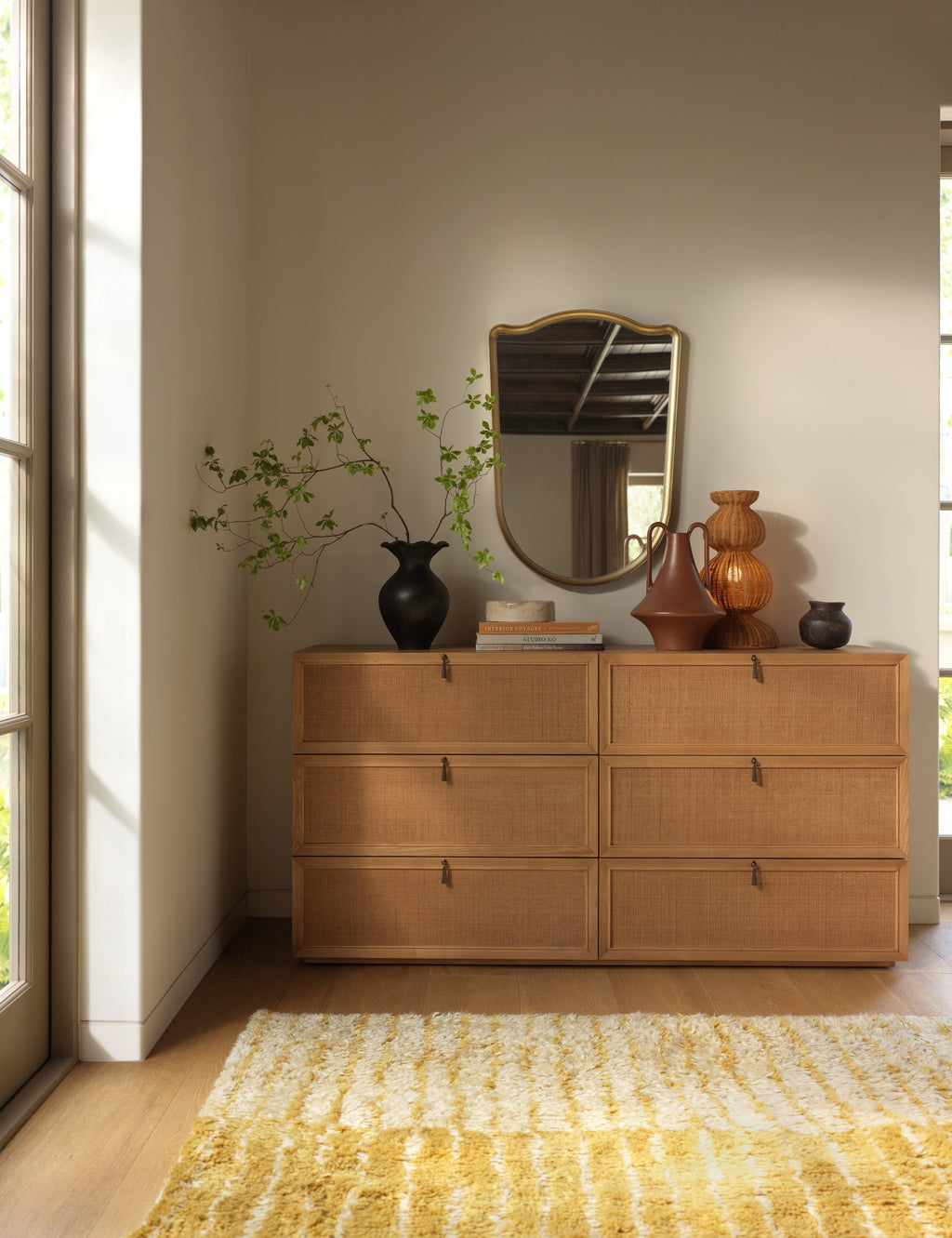 Commode à 6 tiroirs - Fabriquée en bois de frêne certifié FSC, cette commode témoigne d'un savoir-faire artisanal raffiné avec un clin d'œil au design vintage