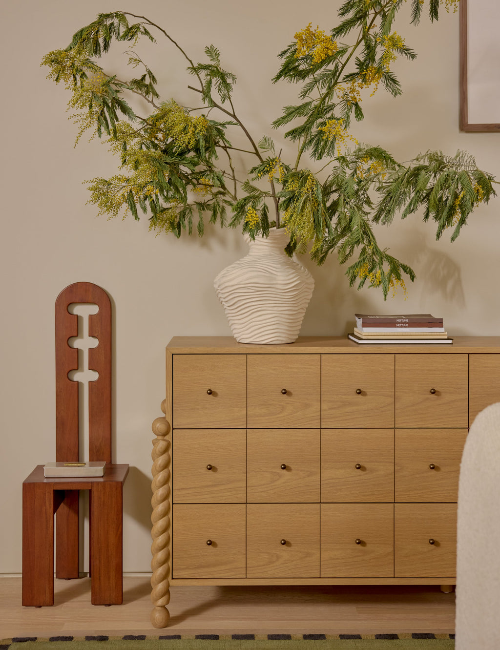 Commode à 6 tiroirs - Avec un mélange raffiné de formes et de lignes, cette commode présente des pieds tournés sculpturaux qui encadrent un caisson aux lignes épurées
