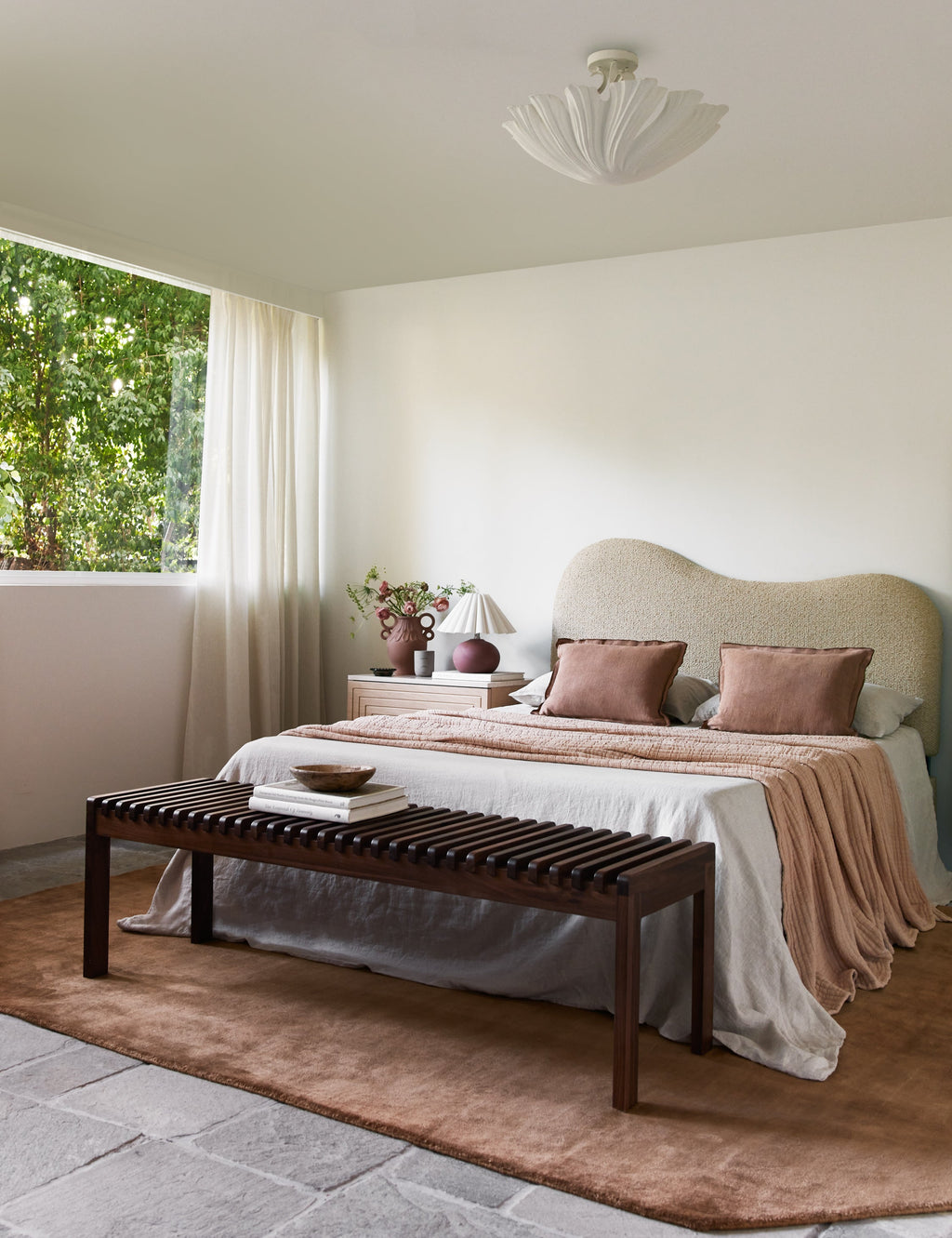 Banc - Apportez une chaleur naturelle et texturée à la pièce avec ce banc polyvalent.