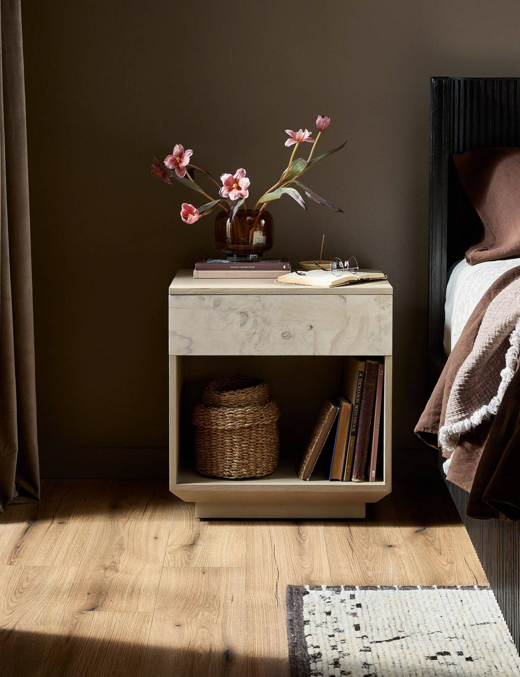Table de chevet - Transformez l'esthétique de votre chambre avec cette table de chevet unique et fabriquée à la main, dotée d'un tiroir en patchwork organique, le tout découpé et