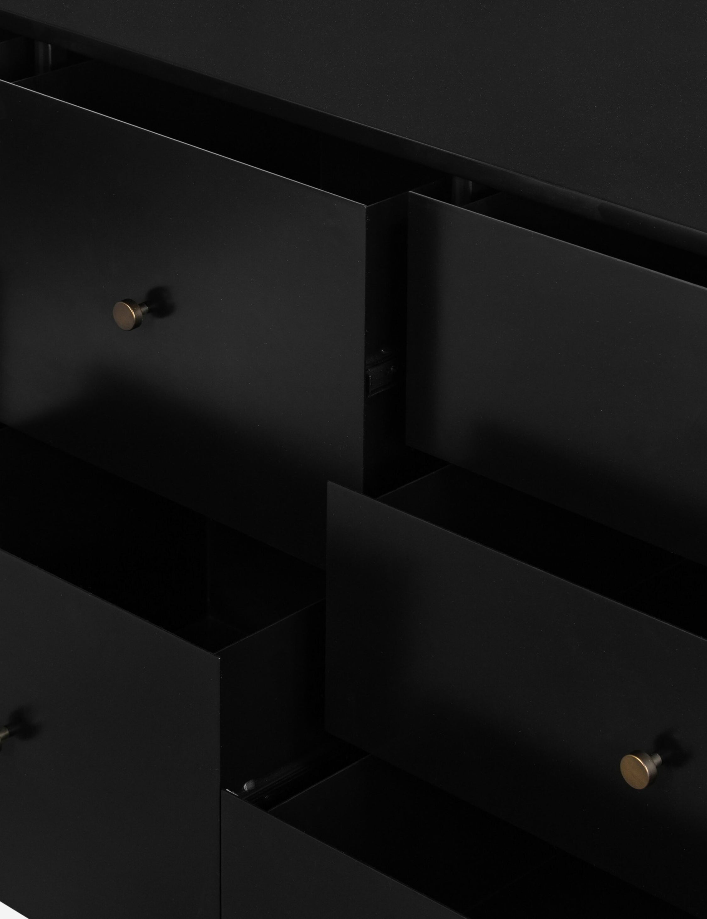 Commode 8 tiroirs - Fer finition noire, au profil épuré, et dotée de ferrures en bronze pour un look industriel propre et soigné avec