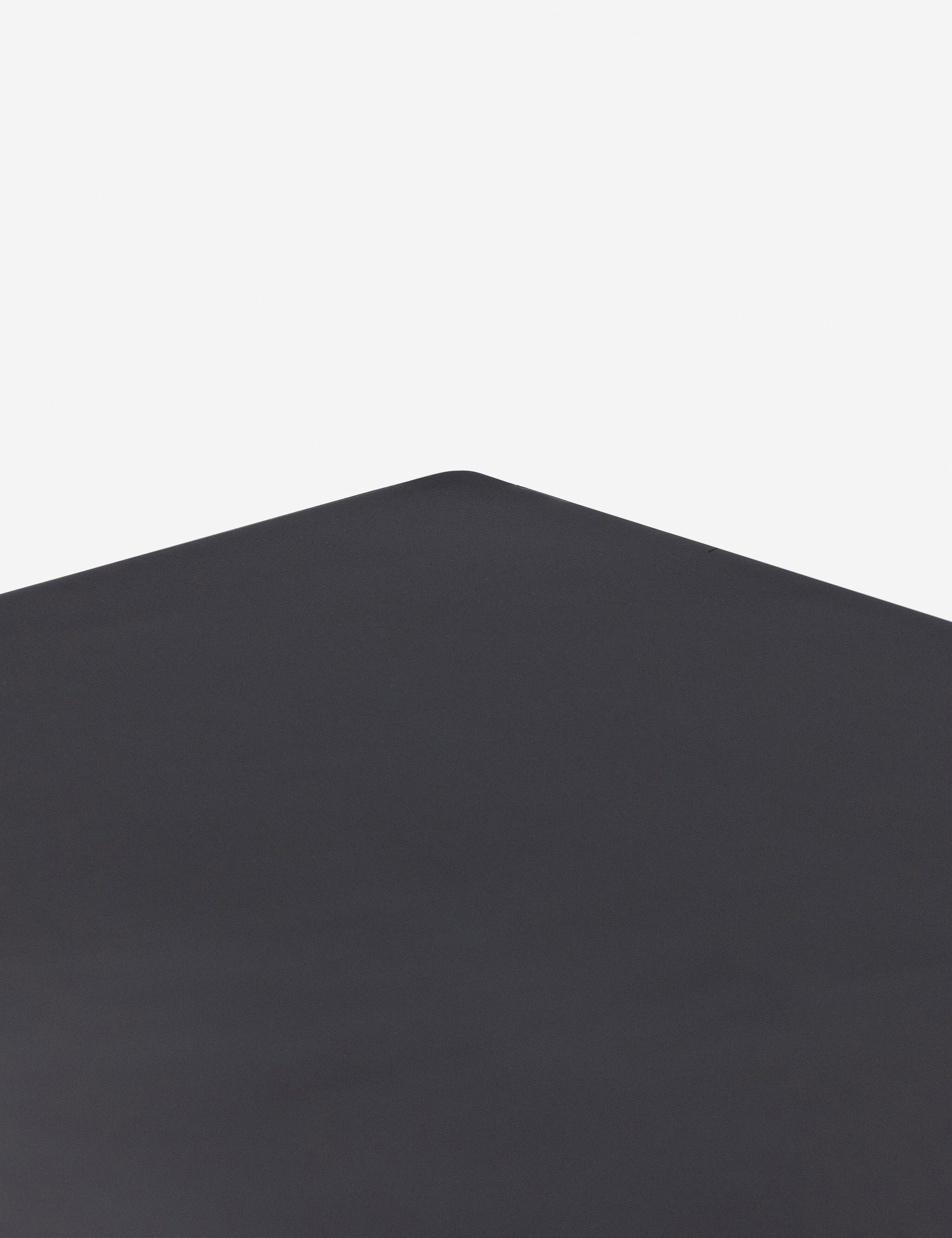 Commode 8 tiroirs - Fer finition noire, au profil épuré, et dotée de ferrures en bronze pour un look industriel propre et soigné avec