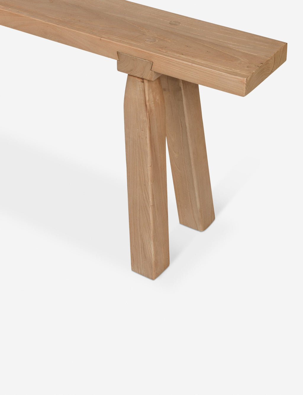 Banc - Des pieds fuselés et un assemblage artisanal confèrent un caractère rustique français à ce banc en orme