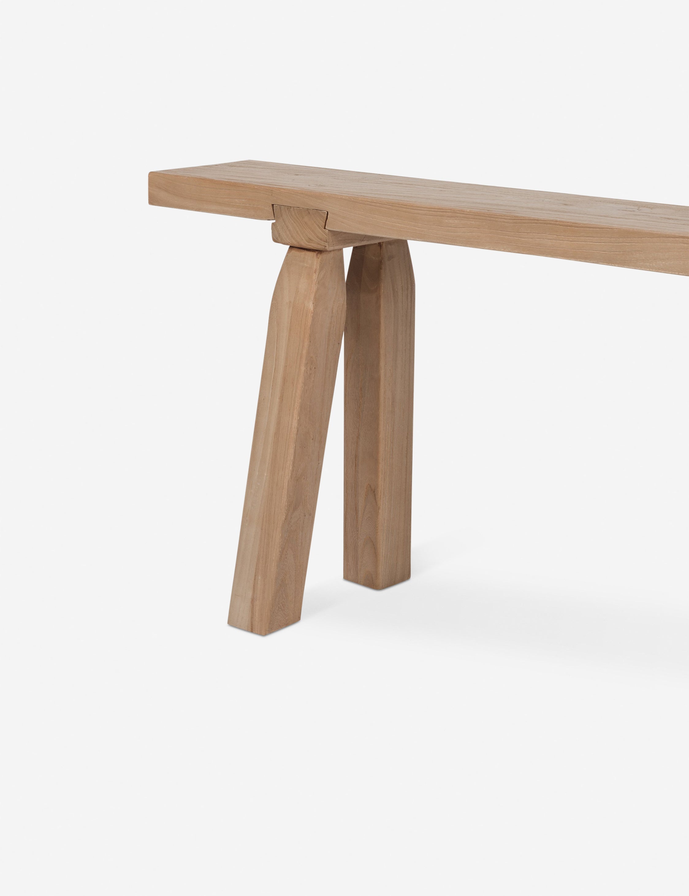 Banc - Des pieds fuselés et un assemblage artisanal confèrent un caractère rustique français à ce banc en orme