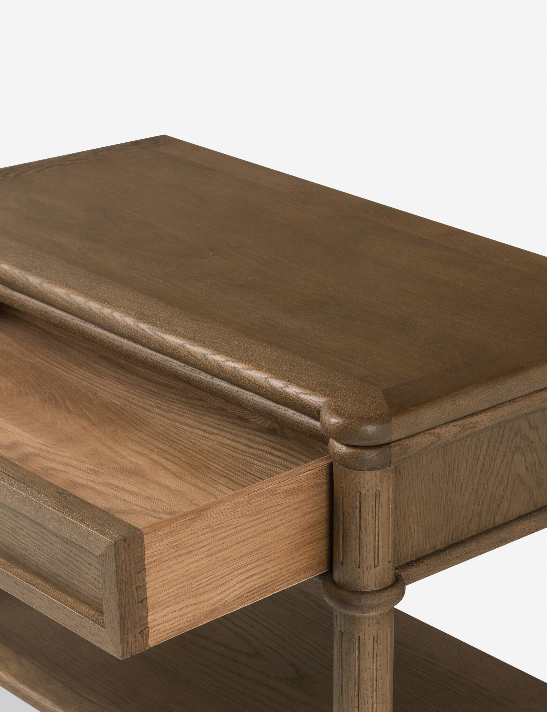 Table de chevet - Le style traditionnel rencontre l'attrait moderne dans cette commode d'inspiration européenne vintage