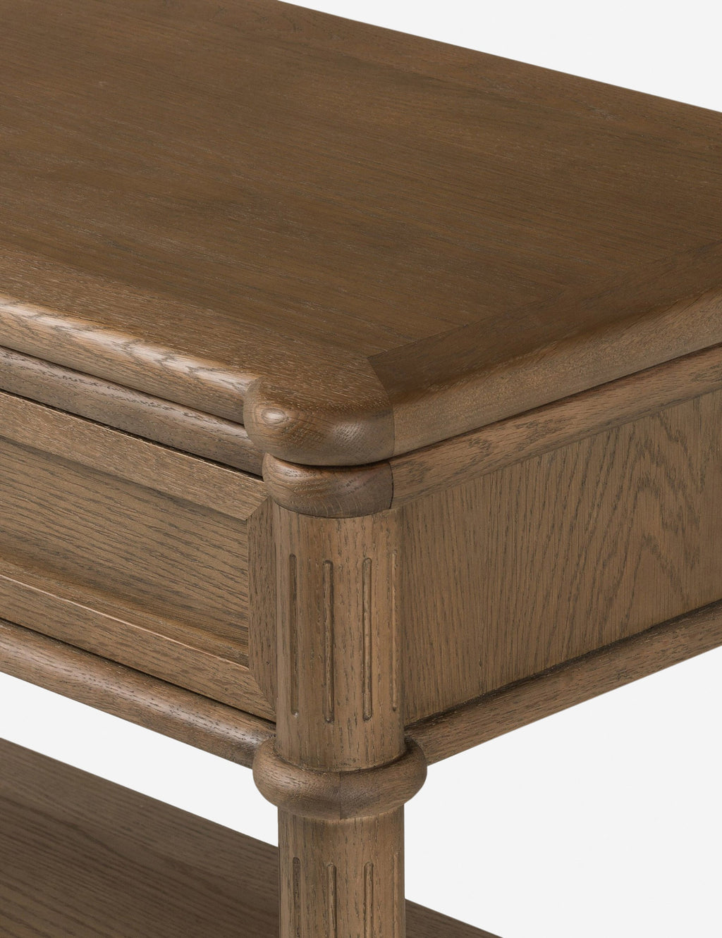 Table de chevet - Le style traditionnel rencontre l'attrait moderne dans cette commode d'inspiration européenne vintage
