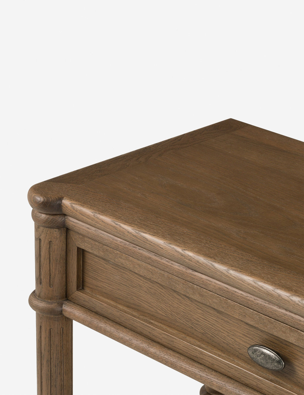 Table de chevet - Le style traditionnel rencontre l'attrait moderne dans cette commode d'inspiration européenne vintage