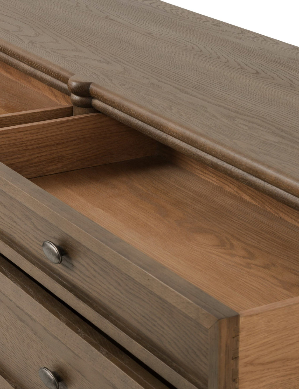 Commode à 6 tiroirs - Le style traditionnel rencontre l'attrait moderne dans cette commode d'inspiration européenne vintage