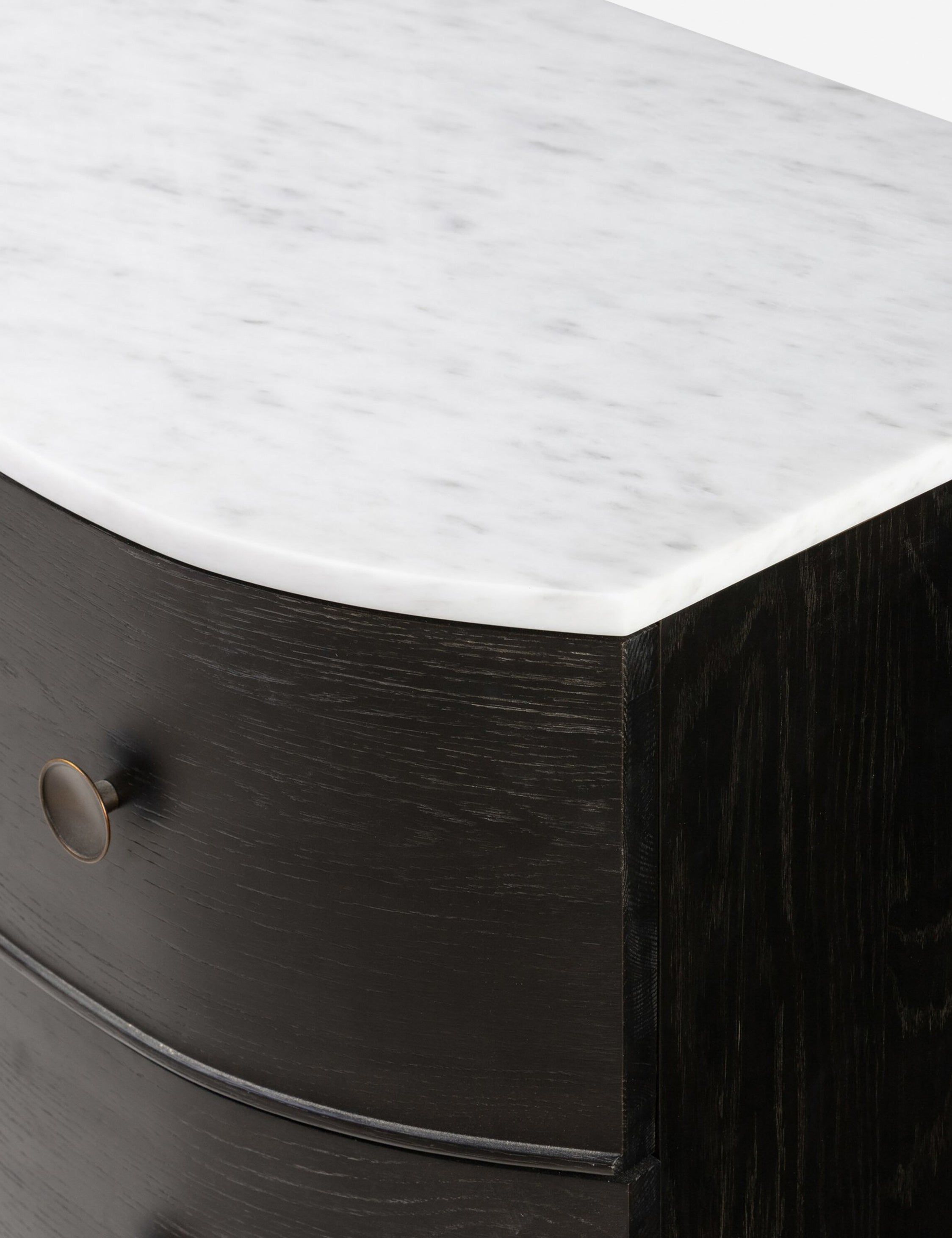 Commode - La commode Amherst s'inspire des styles européens anciens et les insuffle dans un design luxueux aux matériaux mélangés