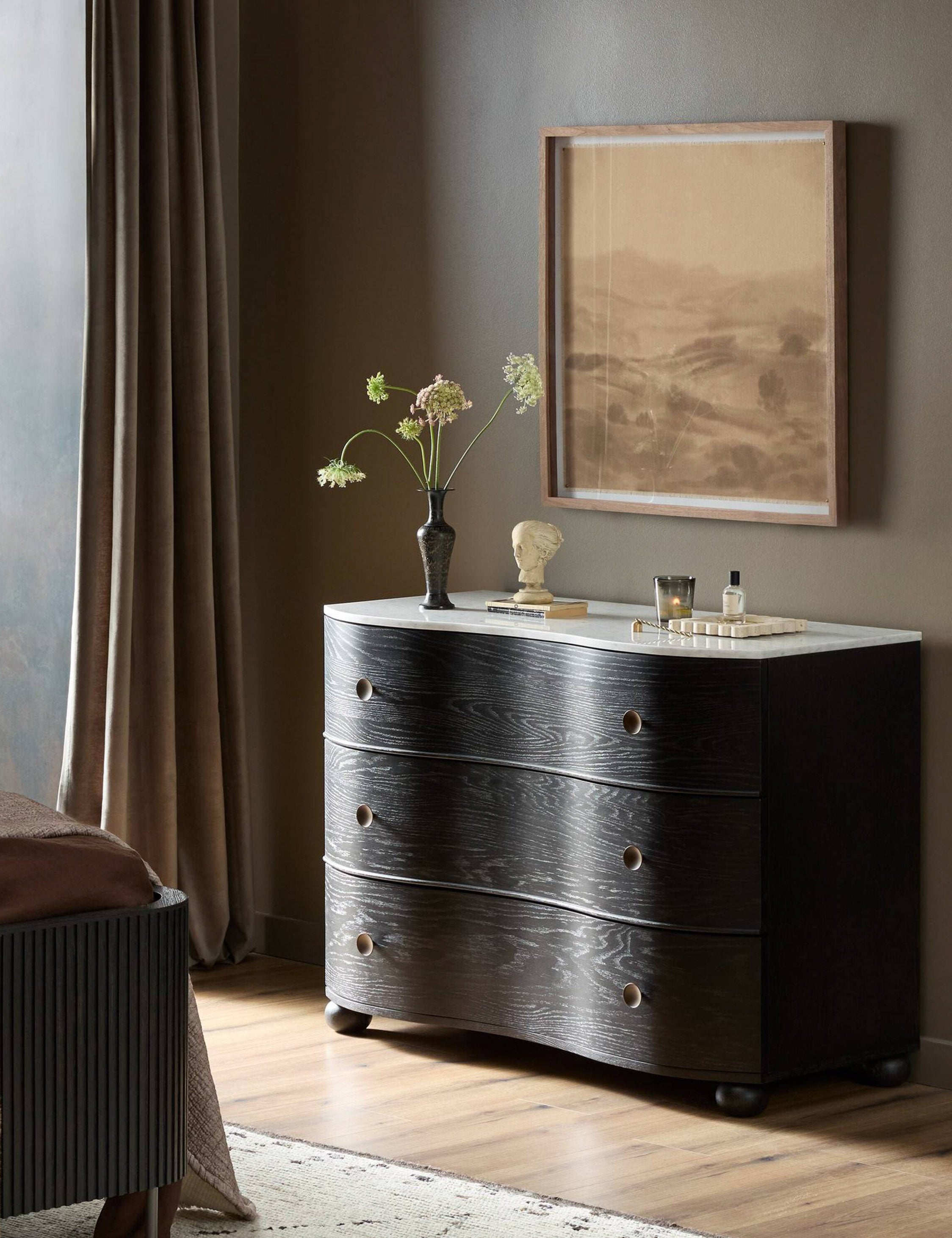 Commode - La commode Amherst s'inspire des styles européens anciens et les insuffle dans un design luxueux aux matériaux mélangés