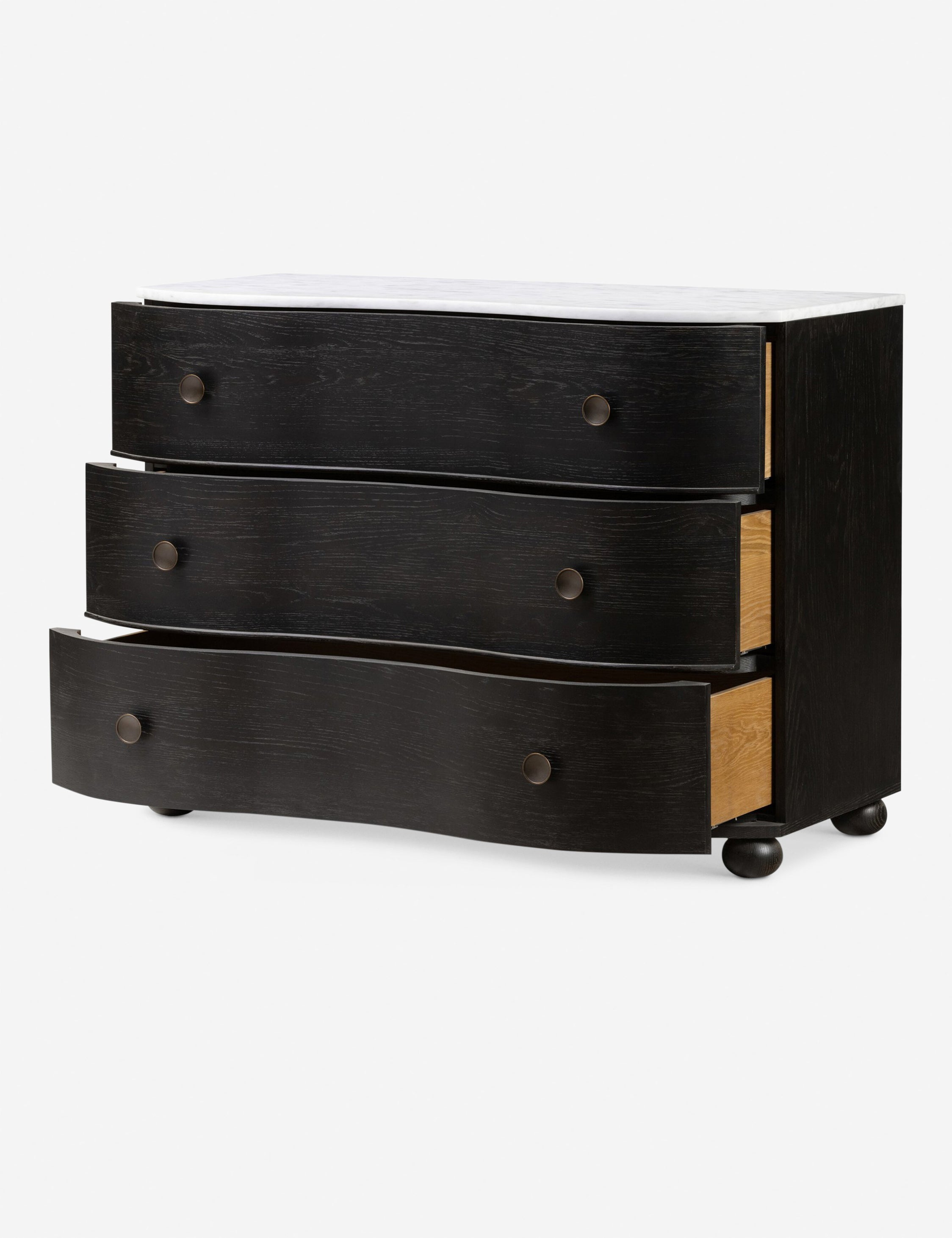 Commode - La commode Amherst s'inspire des styles européens anciens et les insuffle dans un design luxueux aux matériaux mélangés