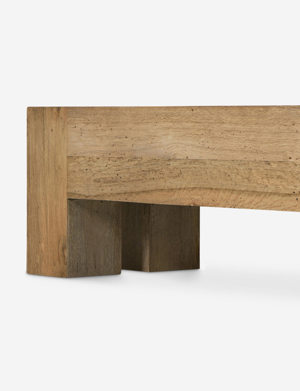 Banc - Ses pieds massifs et ses assemblages à queue-d'aronde confèrent à ce banc une touche rustique.