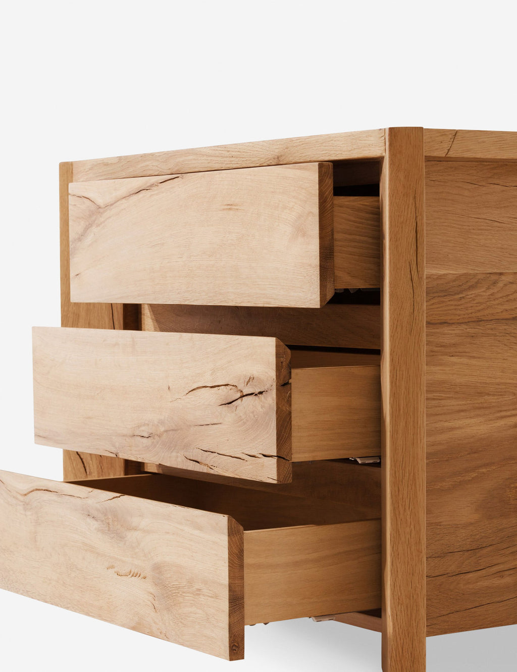 Table de chevet – Les pieds angulaires et les assemblages apparents confèrent un caractère riche à cette table de chevet en bois.