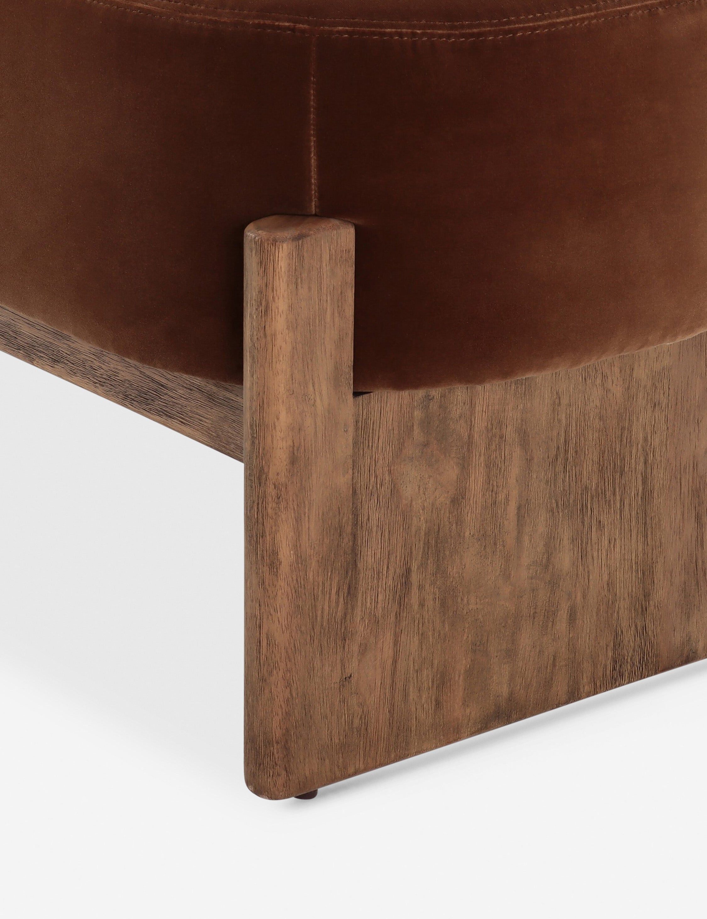 Banc - Le revêtement somptueux repose sur une base en bois ancrée dans le banc, offrant un équilibre de douceur et de structure.