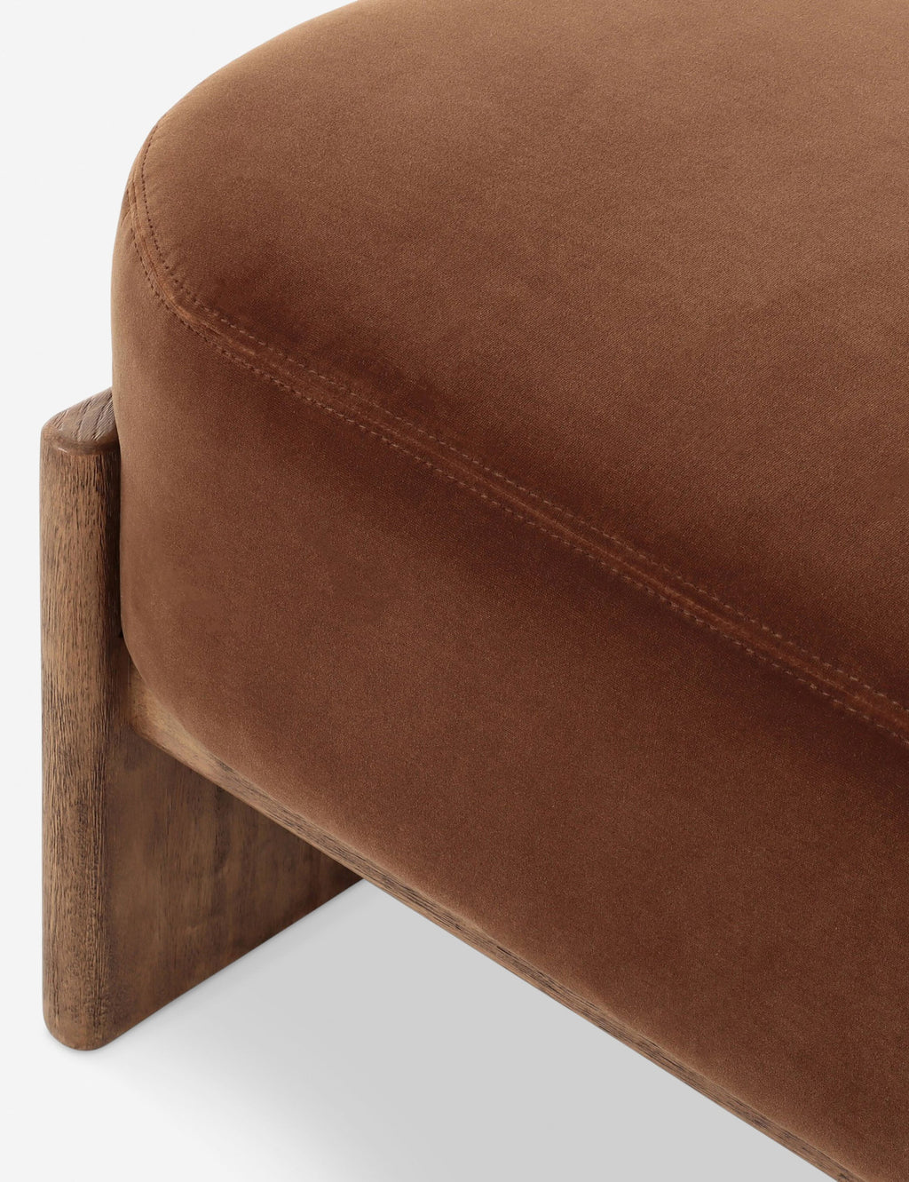 Banc - Le revêtement somptueux repose sur une base en bois ancrée dans le banc, offrant un équilibre de douceur et de structure.