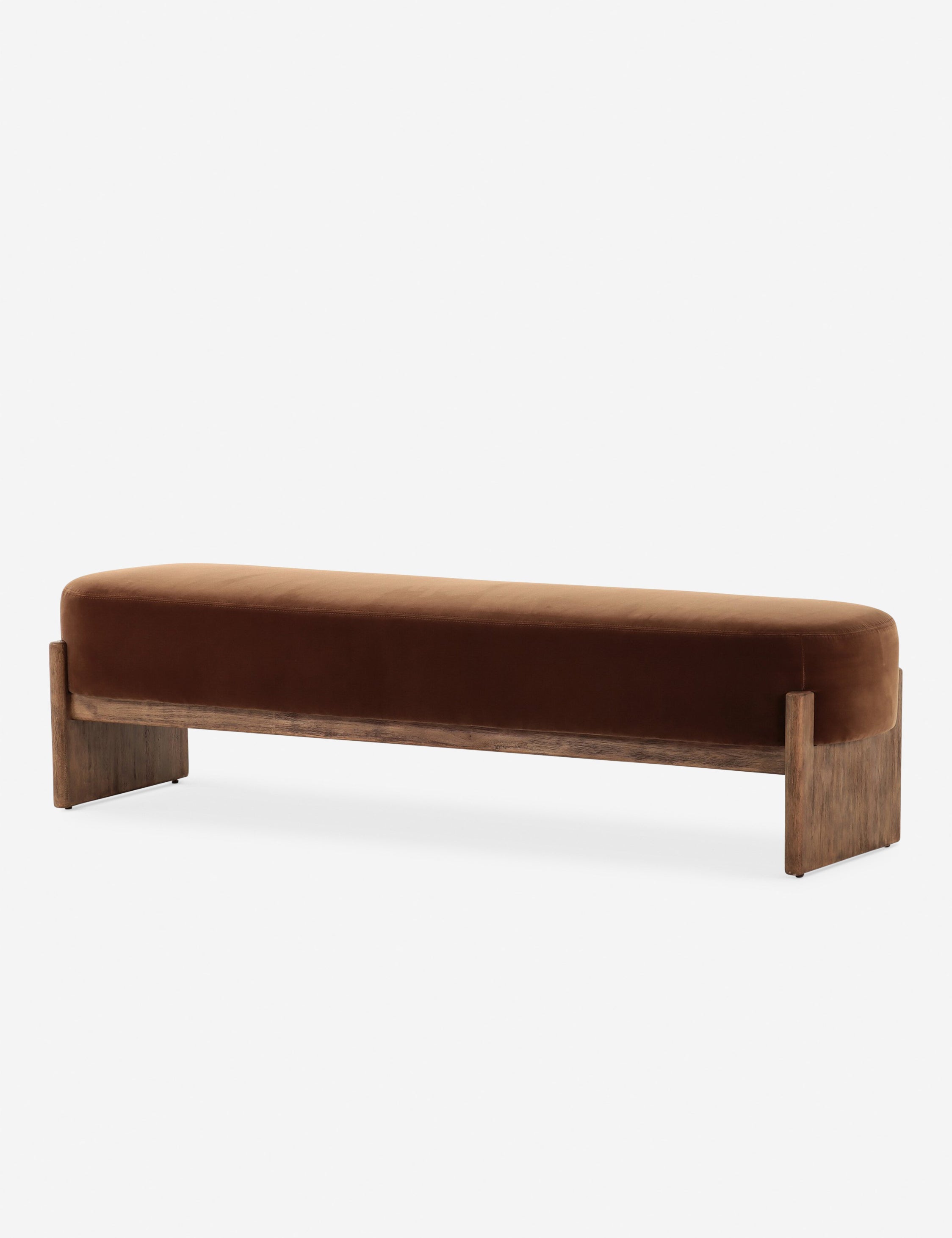 Banc - Le revêtement somptueux repose sur une base en bois ancrée dans le banc, offrant un équilibre de douceur et de structure.