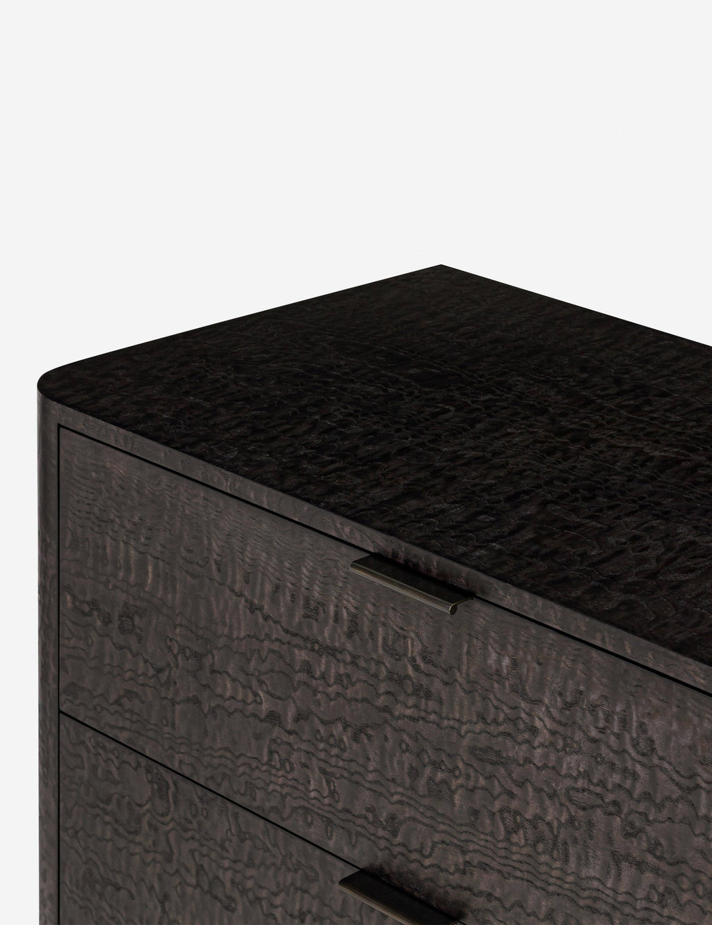 Commode - Un motif riche donne du caractère à la collection, tandis que des bords arrondis et des ferrures subtiles confèrent à l'ensemble un aspect épuré