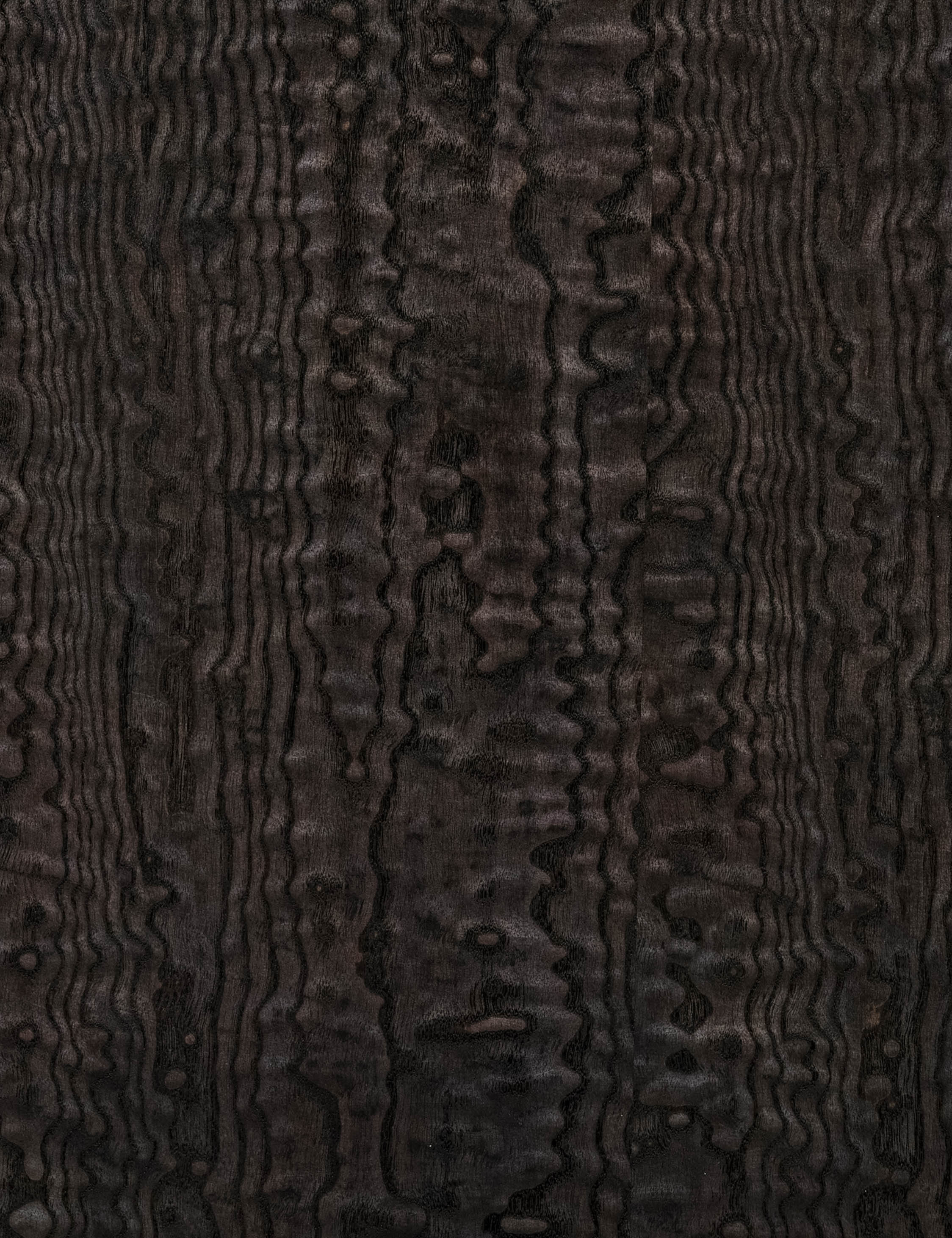 Commode - Un motif riche donne du caractère à la collection, tandis que des bords arrondis et des ferrures subtiles confèrent à l'ensemble un aspect épuré