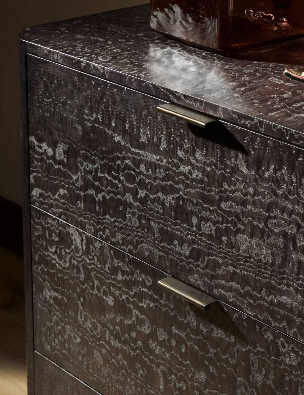 Commode - Un motif riche donne du caractère à la collection, tandis que des bords arrondis et des ferrures subtiles confèrent à l'ensemble un aspect épuré