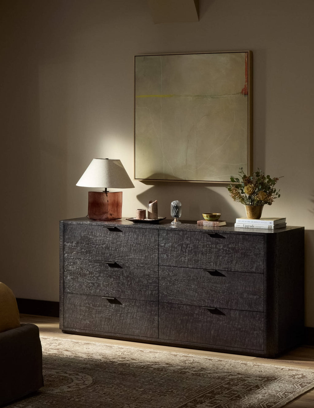 Commode - Un motif riche donne du caractère à la collection, tandis que des bords arrondis et des ferrures subtiles confèrent à l'ensemble un aspect épuré