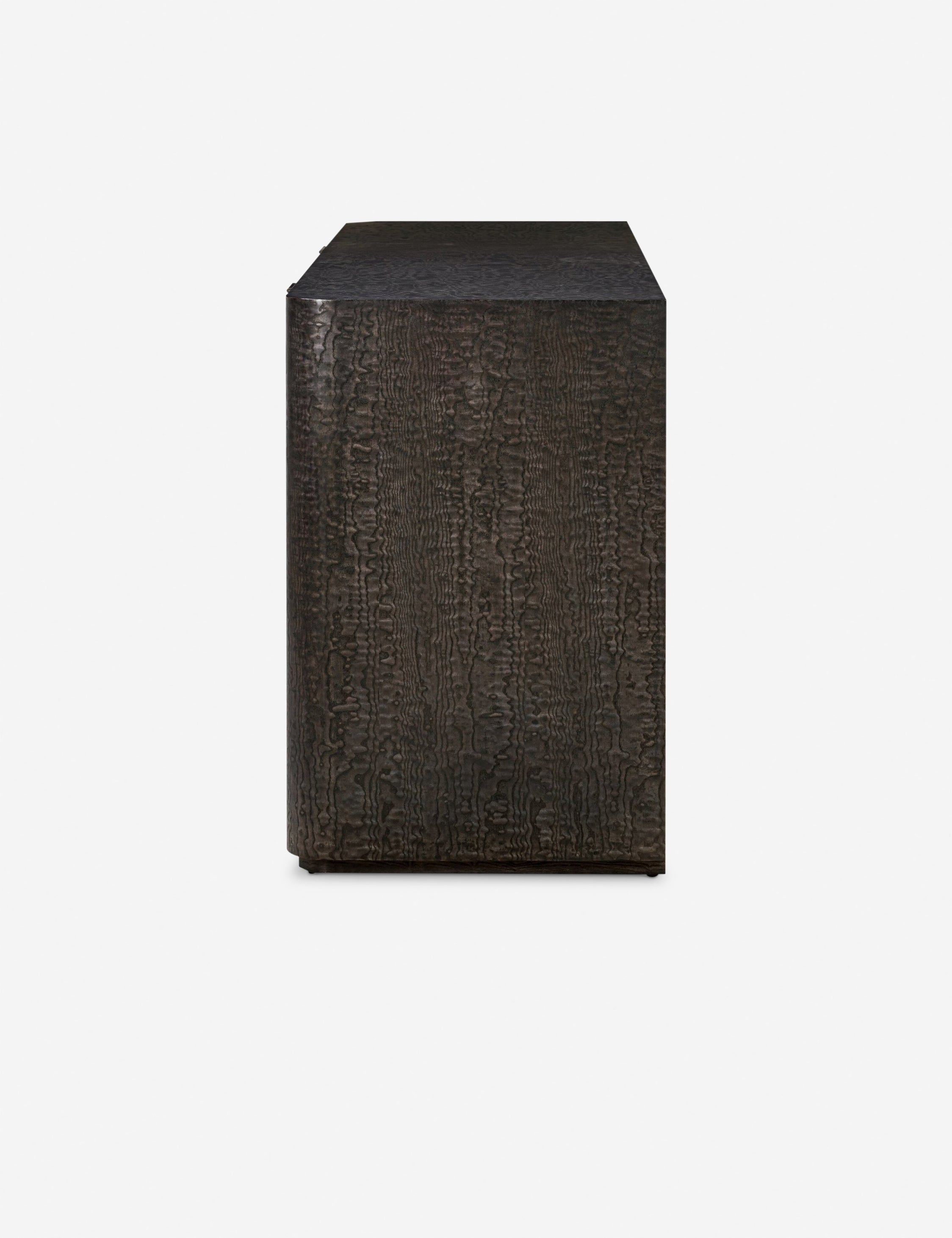 Commode - Un motif riche donne du caractère à la collection, tandis que des bords arrondis et des ferrures subtiles confèrent à l'ensemble un aspect épuré