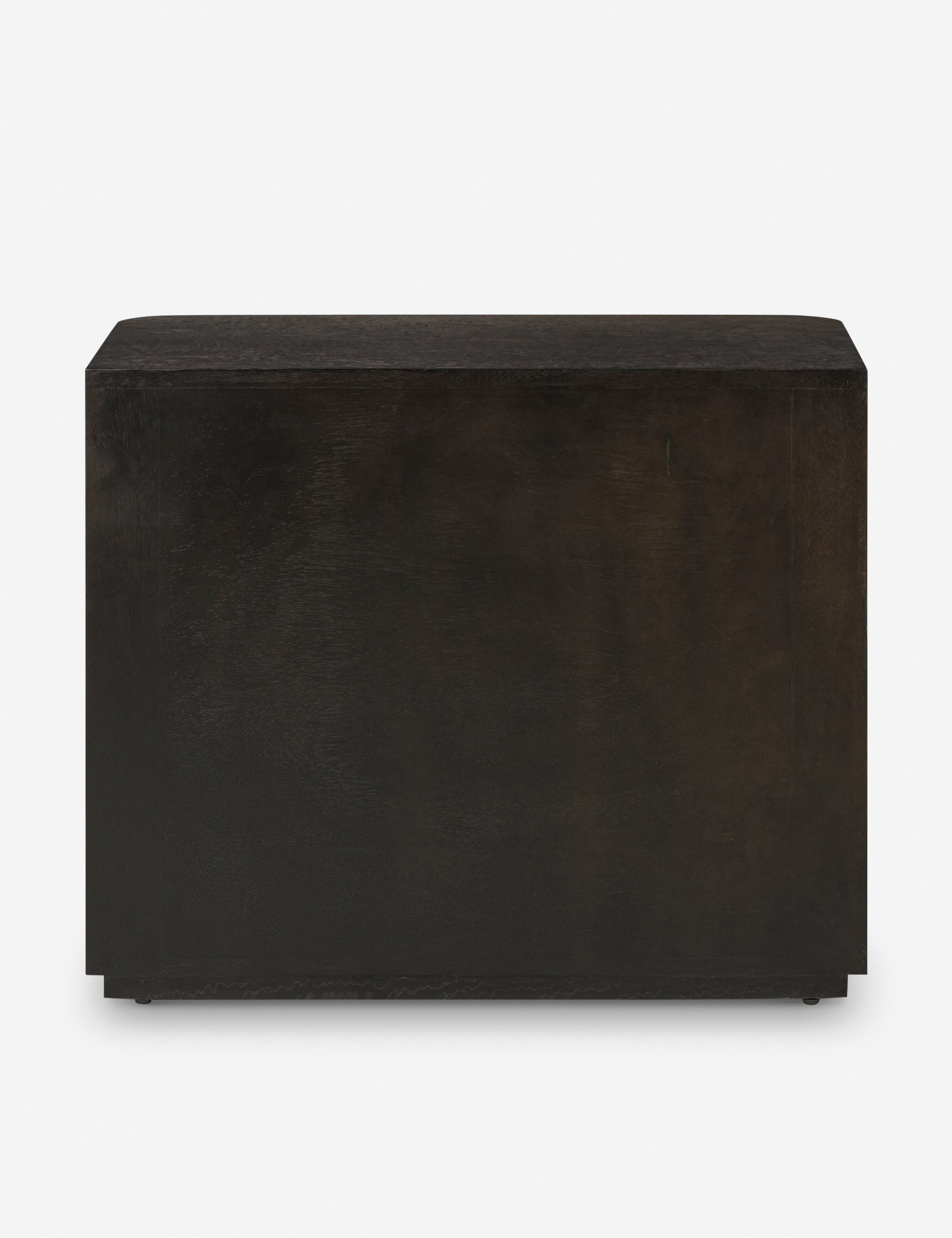 Commode à 3 tiroirs - Un motif riche donne du caractère à cette collection, ses bords arrondis et sa quincaillerie discrète lui conférant une allure épurée