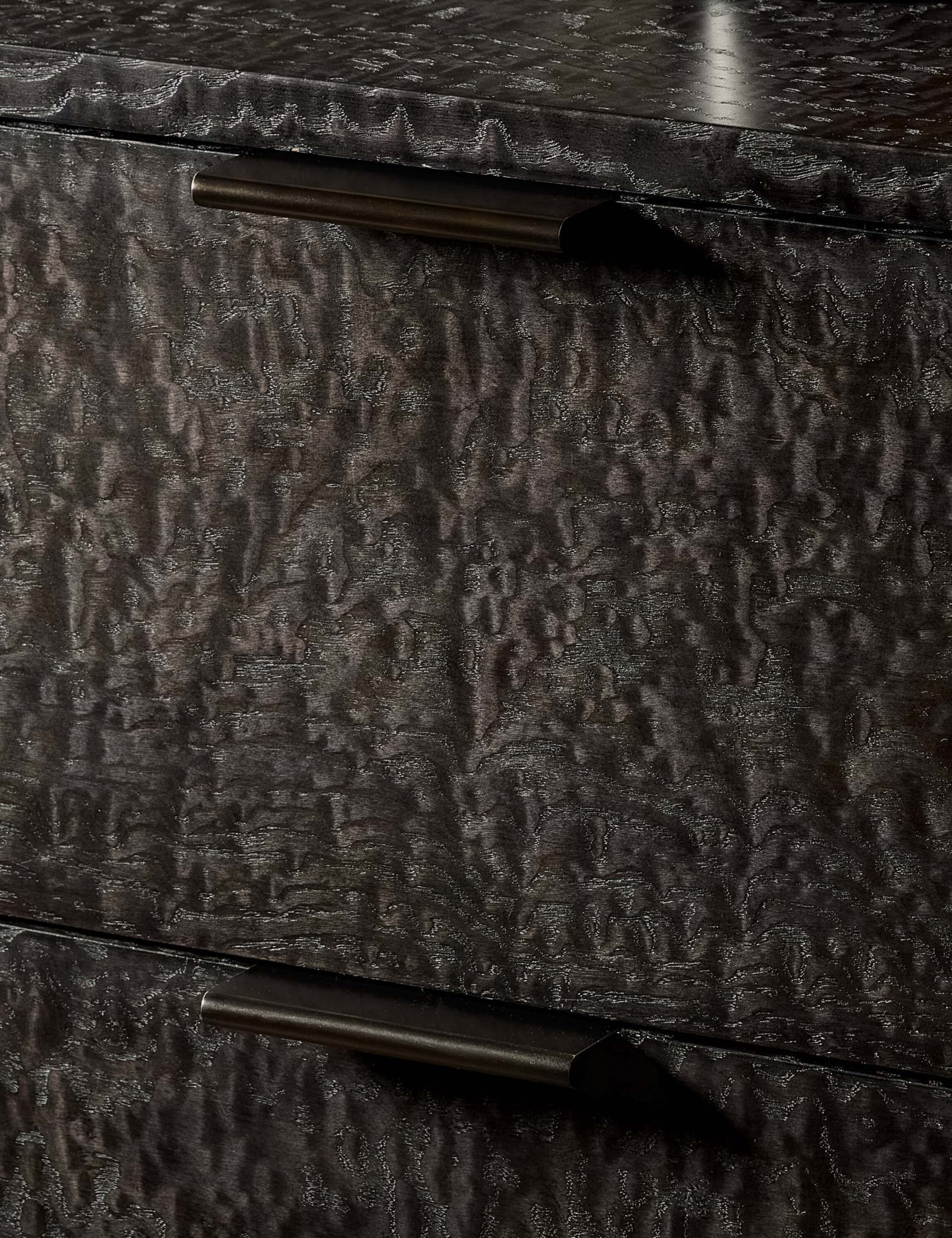 Commode à 3 tiroirs - Un motif riche donne du caractère à cette collection, ses bords arrondis et sa quincaillerie discrète lui conférant une allure épurée