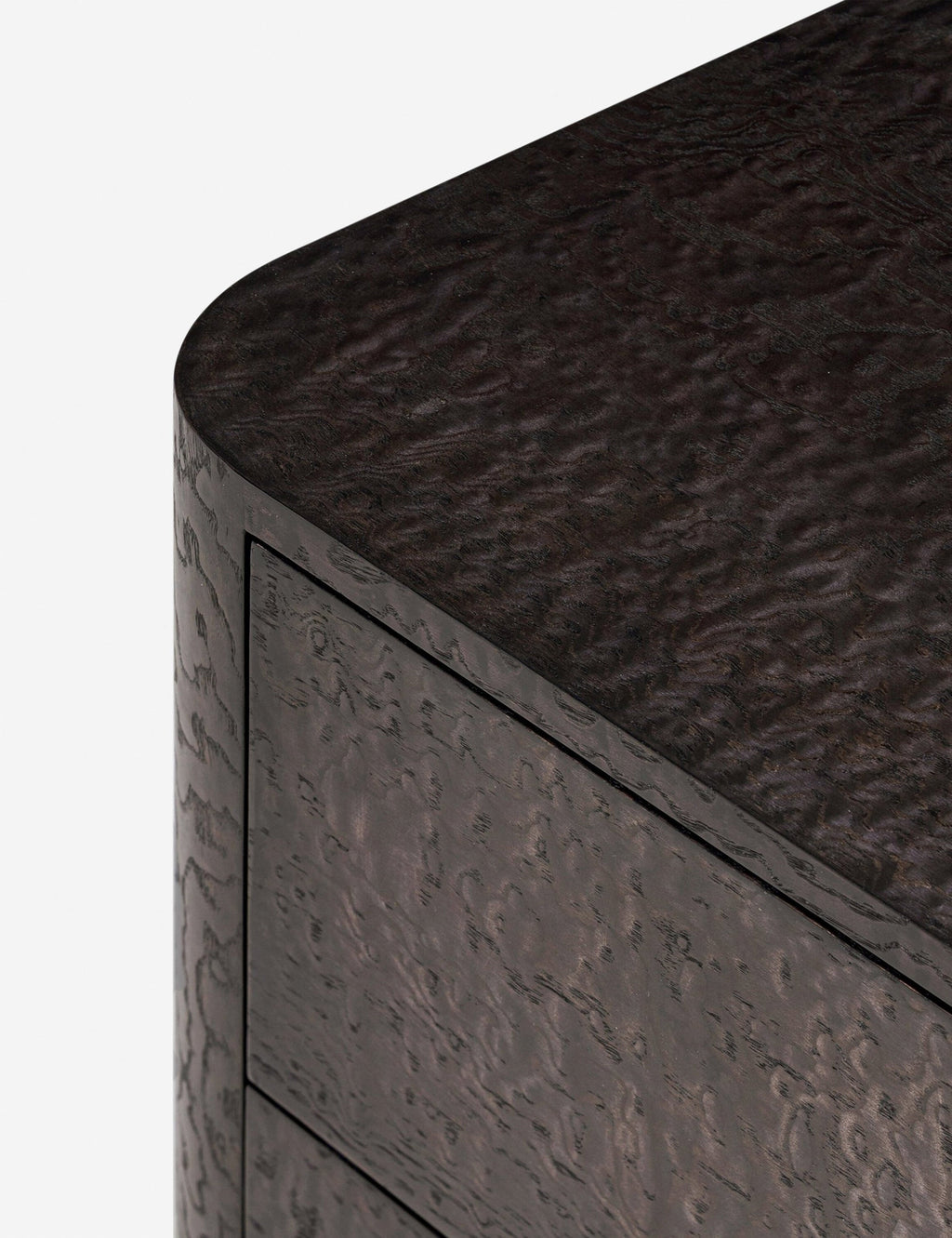 Commode à 3 tiroirs - Un motif riche donne du caractère à cette collection, ses bords arrondis et sa quincaillerie discrète lui conférant une allure épurée