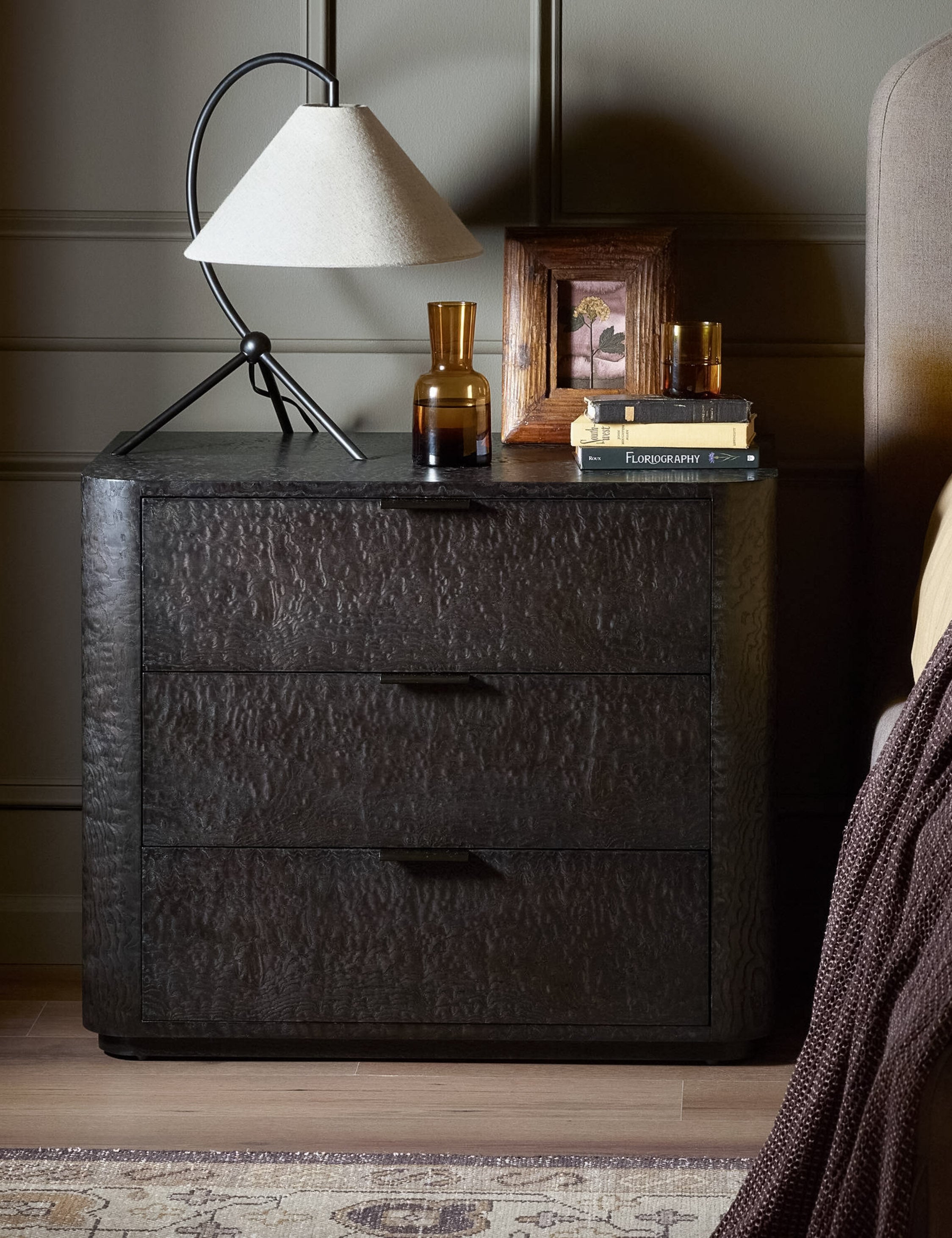 Commode à 3 tiroirs - Un motif riche donne du caractère à cette collection, ses bords arrondis et sa quincaillerie discrète lui conférant une allure épurée