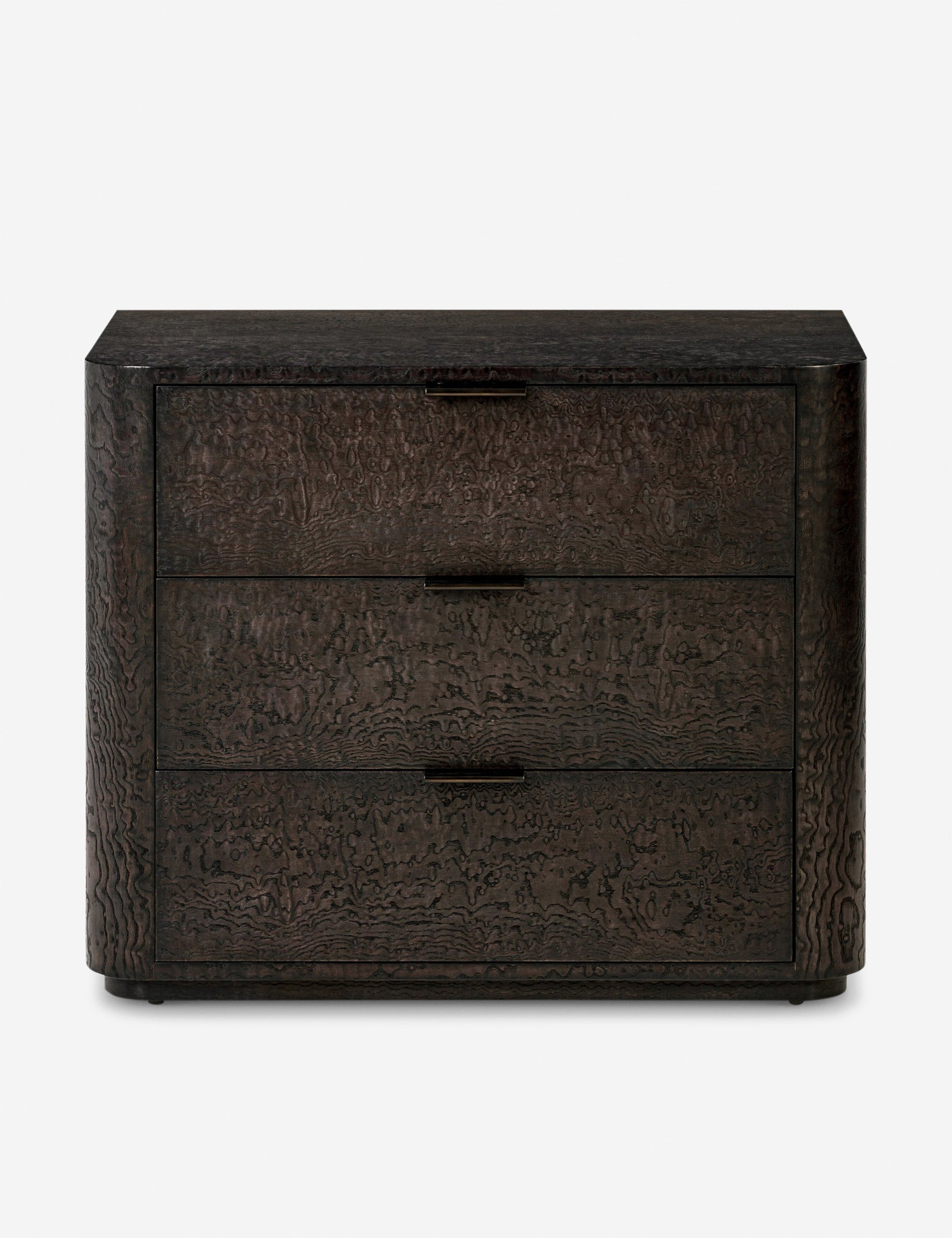 Commode à 3 tiroirs - Un motif riche donne du caractère à cette collection, ses bords arrondis et sa quincaillerie discrète lui conférant une allure épurée