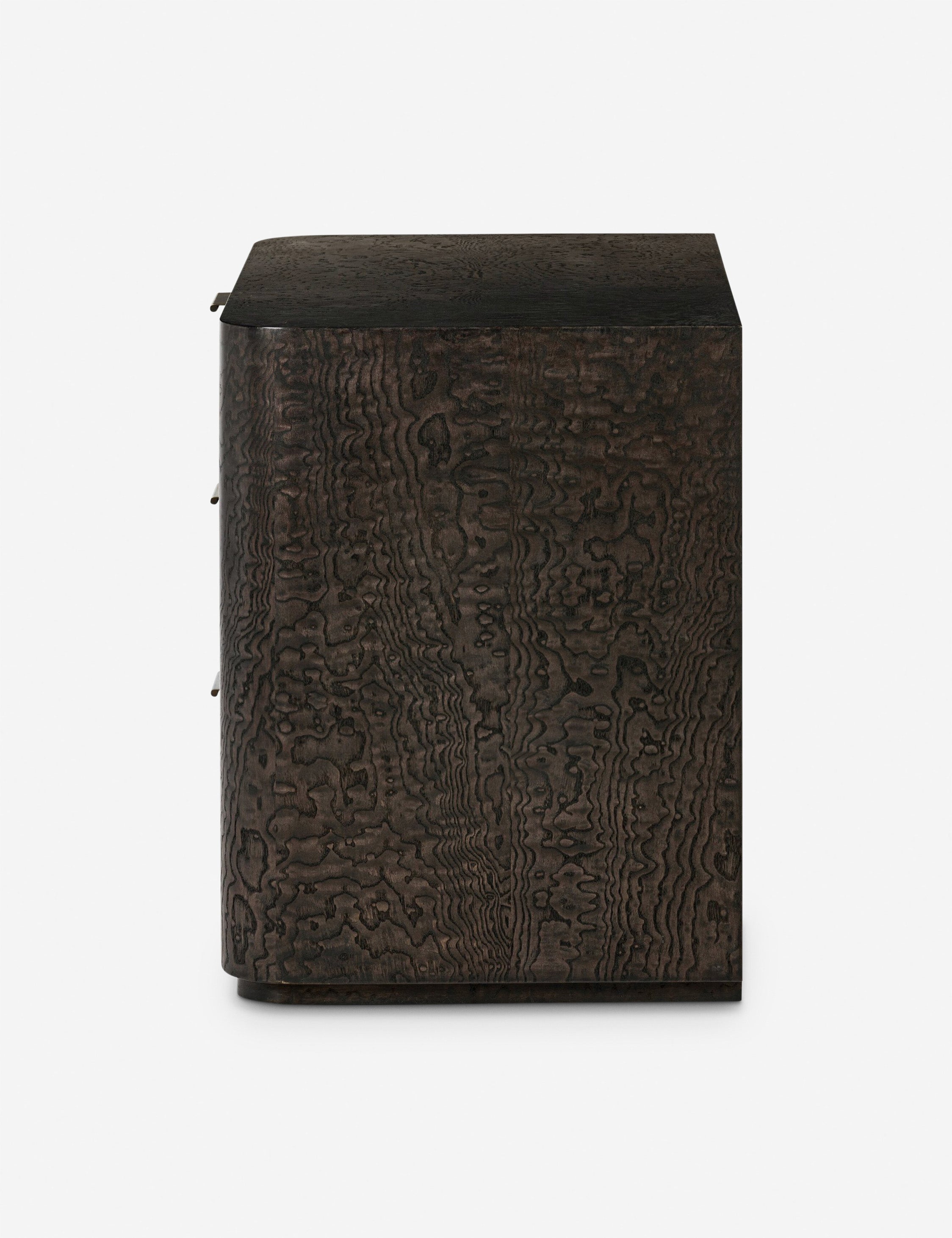 Commode à 3 tiroirs - Un motif riche donne du caractère à cette collection, ses bords arrondis et sa quincaillerie discrète lui conférant une allure épurée