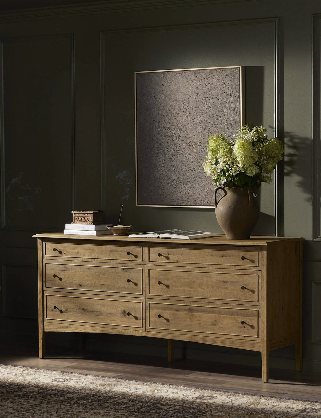 Commode - Le chêne fumé et les lignes épurées confèrent à cette commode un aspect raffiné et la chaleur naturelle du grain du bois