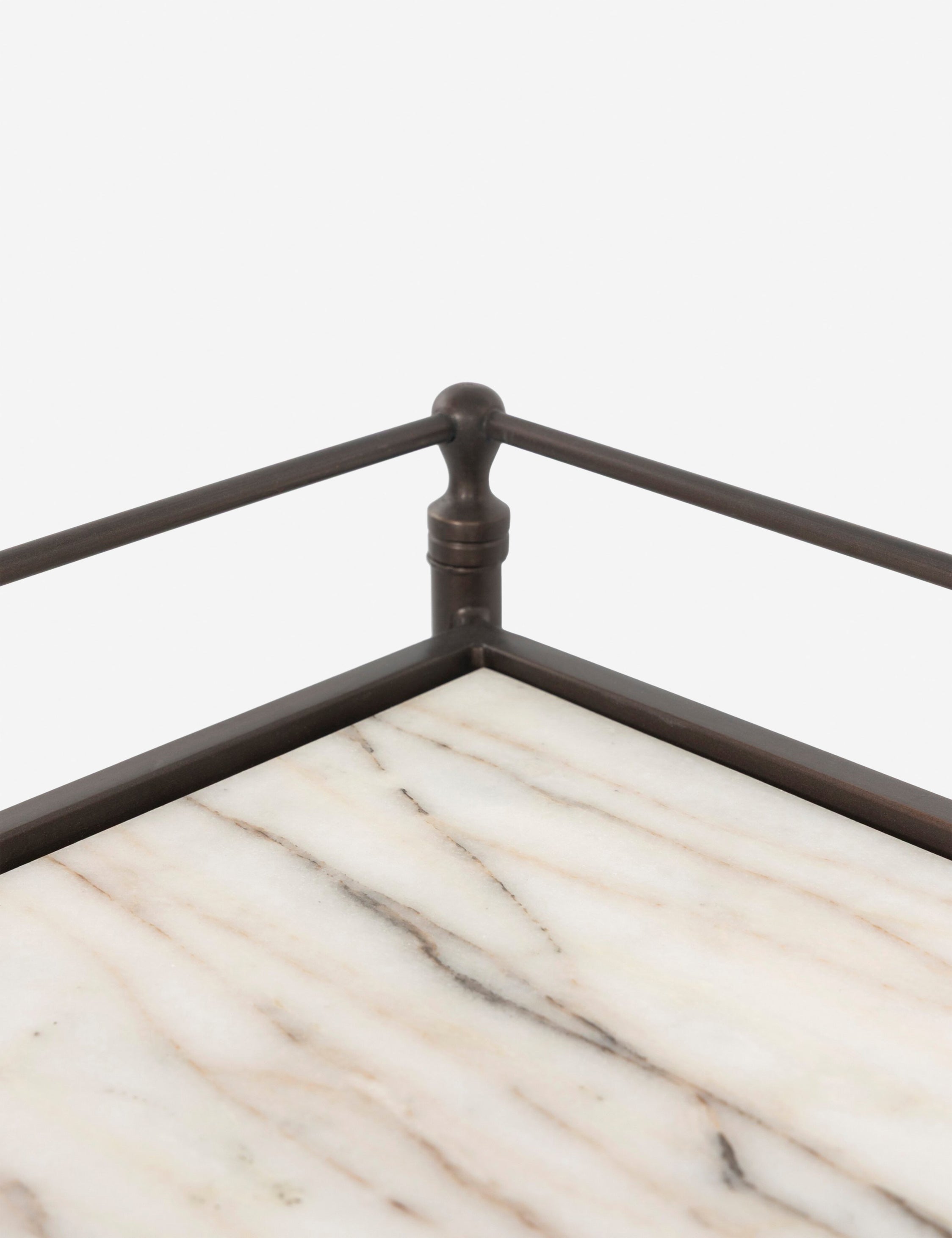 Table de chevet - Des détails sur mesure définissent la table de chevet Amande