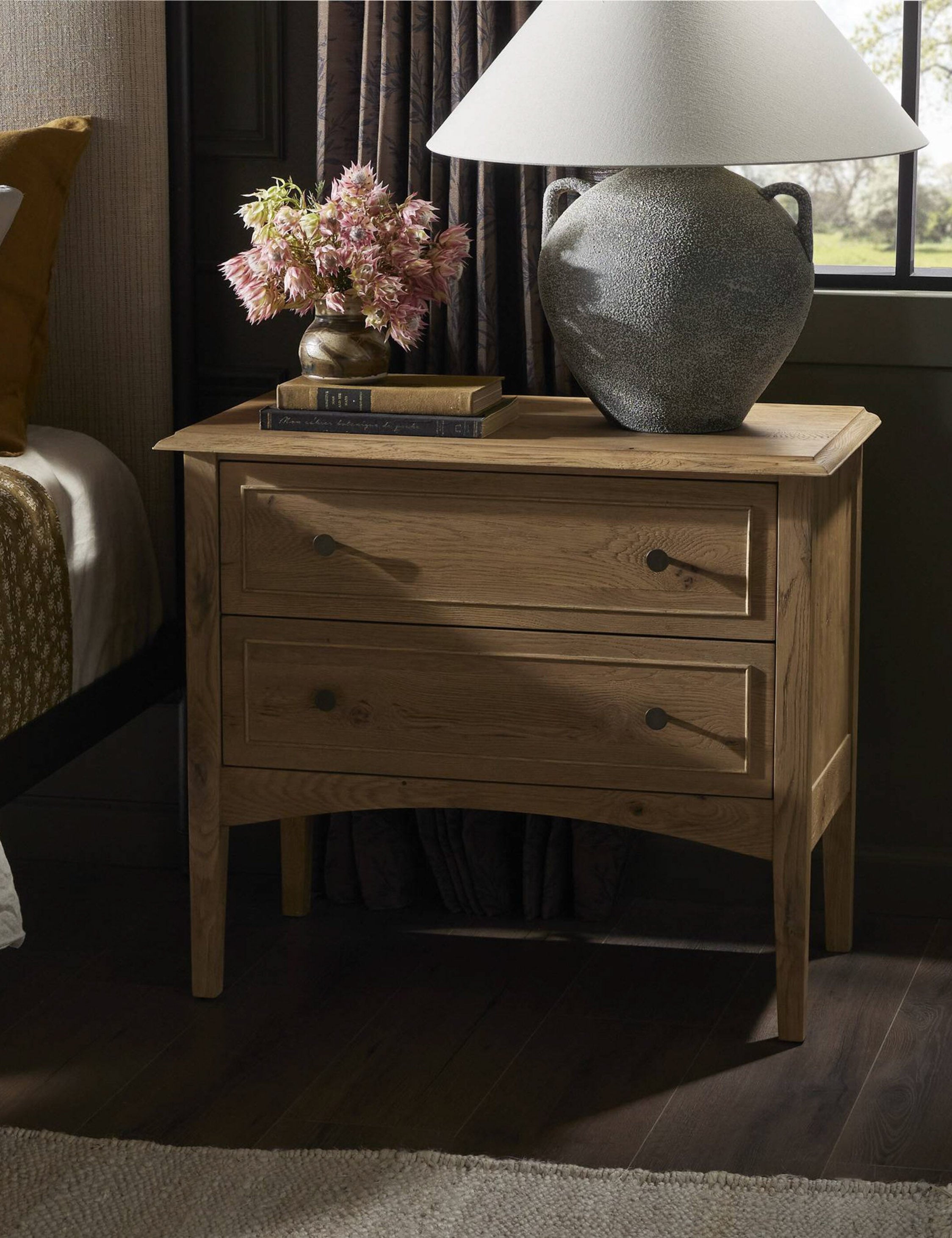 Table de chevet - Le chêne fumé et les lignes sur mesure confèrent à la table de chevet Archdale un look raffiné et la chaleur naturelle du grain du bois.