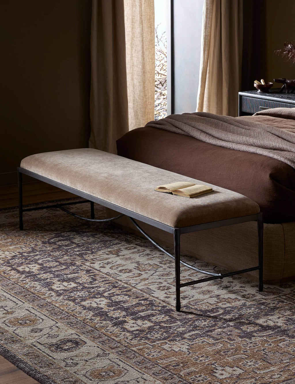 Banc - allie la facilité de transition au style Art Déco dans une silhouette élégante et épurée